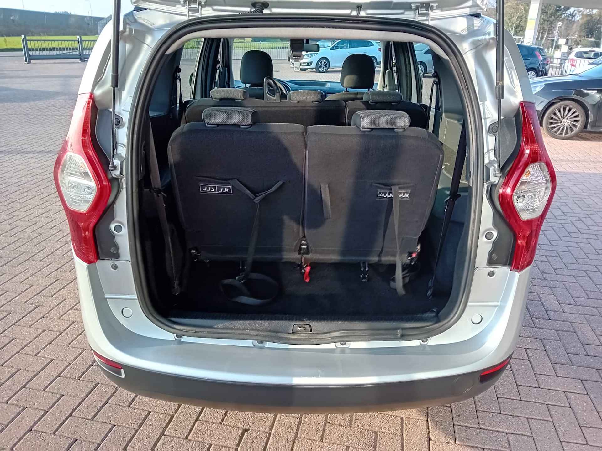 Dacia Lodgy 1.2 TCe Ambiance 7p. Multimediasysteem, Bluetooth Telefoonverbinding, Cruise control, Elektrische ramen, Lichtmetalen velgen, Nette auto, Dealer onderhouden, BOVAG - 10/22