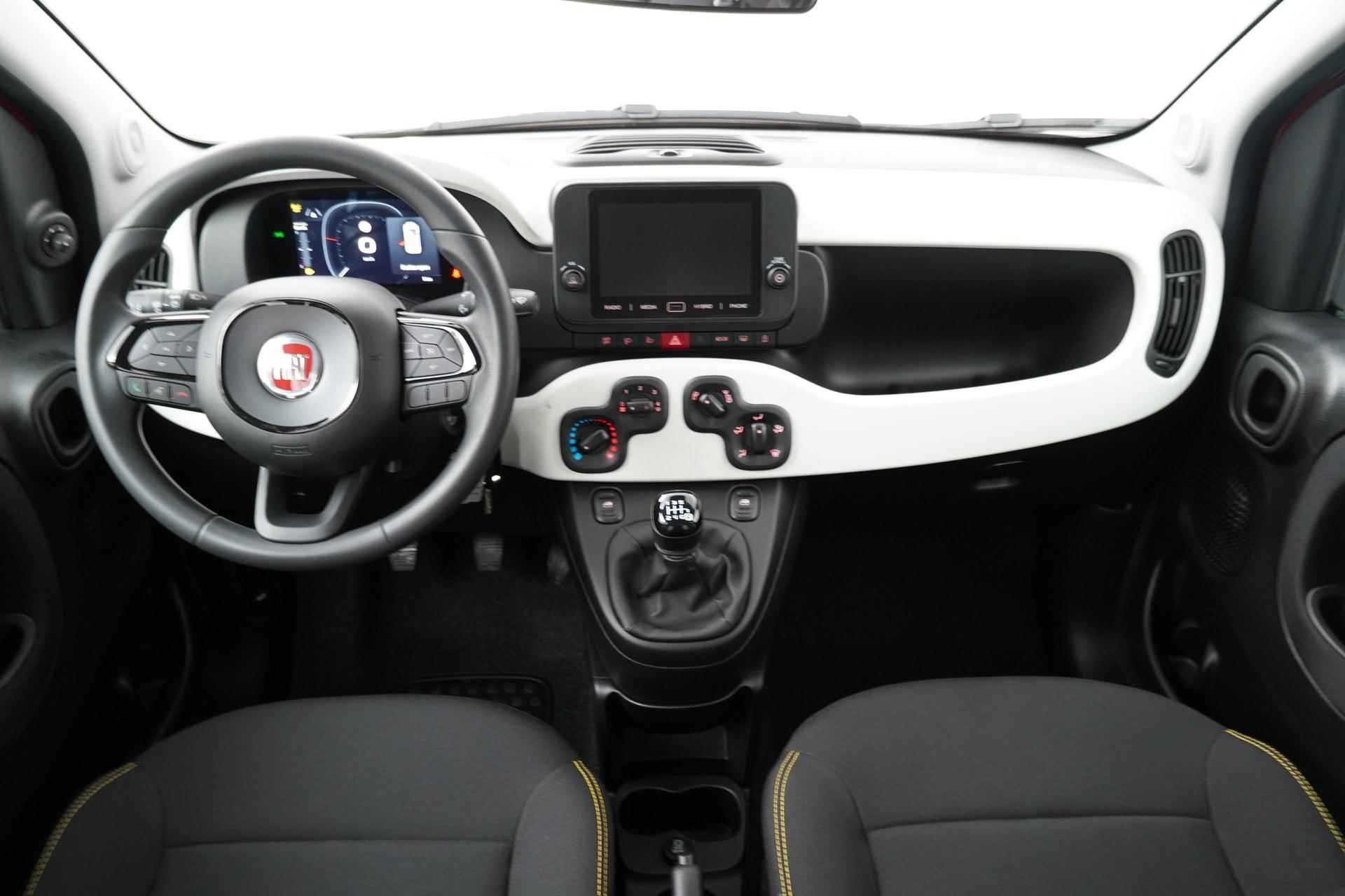 Fiat Panda 1.0 Hybrid 70pk Pandina | Apple Carplay/Android Auto | Zwart dak | Airco | Cruise control | PDC Achter | - 8/17