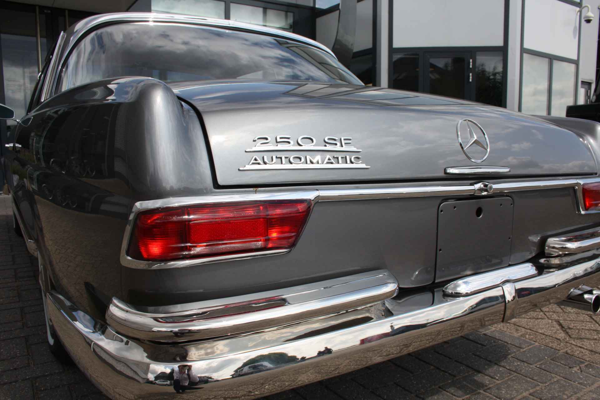 Mercedes-Benz W111 250SE | Gerestaureerd | Nieuwstaat - 33/41