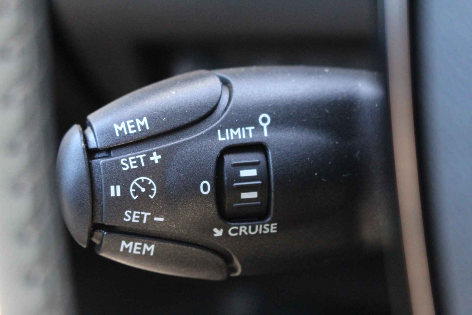 Peugeot e-208 Allure Pack | 3D Nav. + Display | Full LED | Cam | Half leder | LMV 16'' | PDC | Carplay | Climate & - 9/52