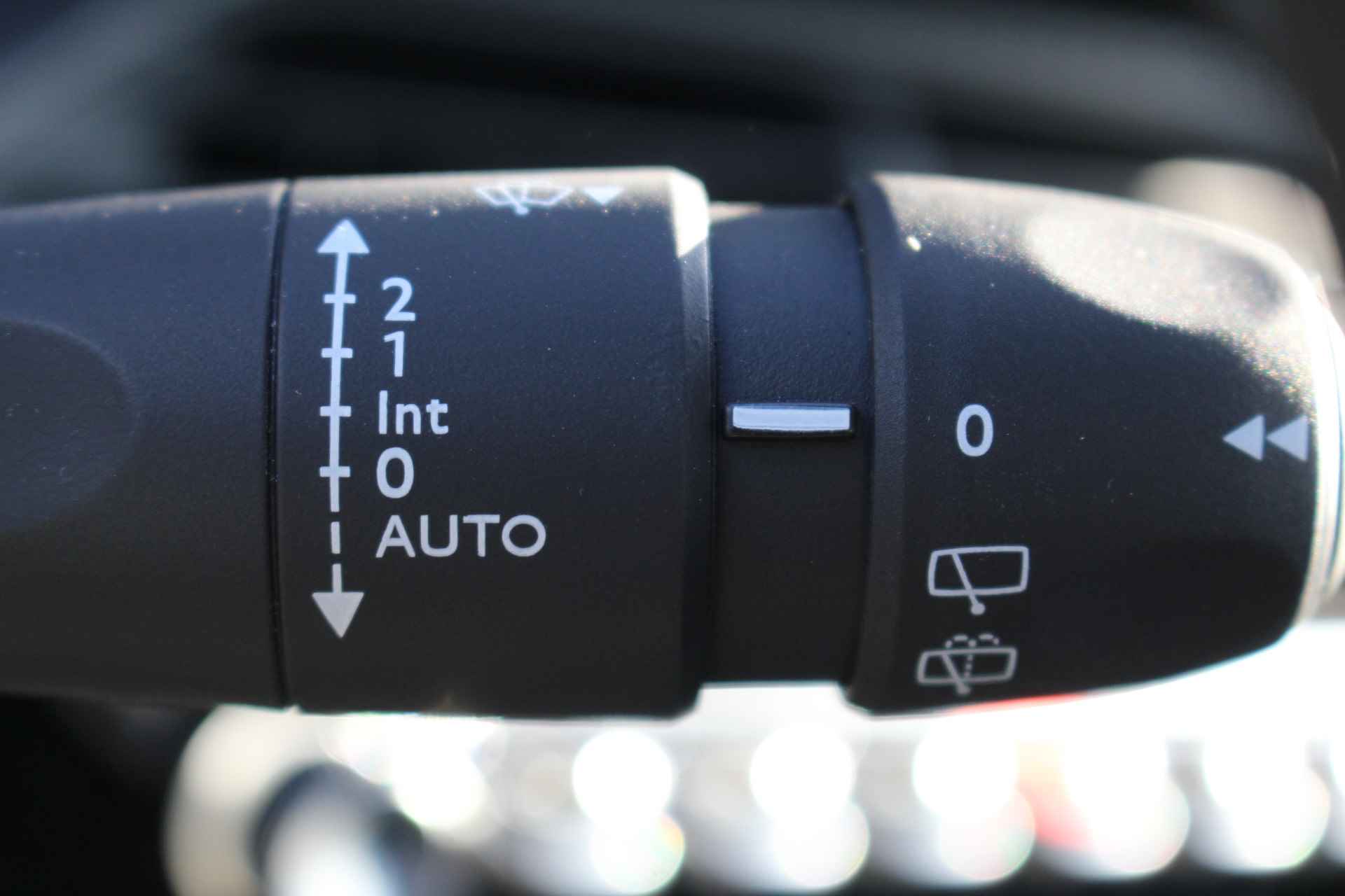 Peugeot e-208 Allure Pack | 3D Nav. + Display | Full LED | Cam | Half leder | LMV 16'' | PDC | Carplay | Climate & - 33/52