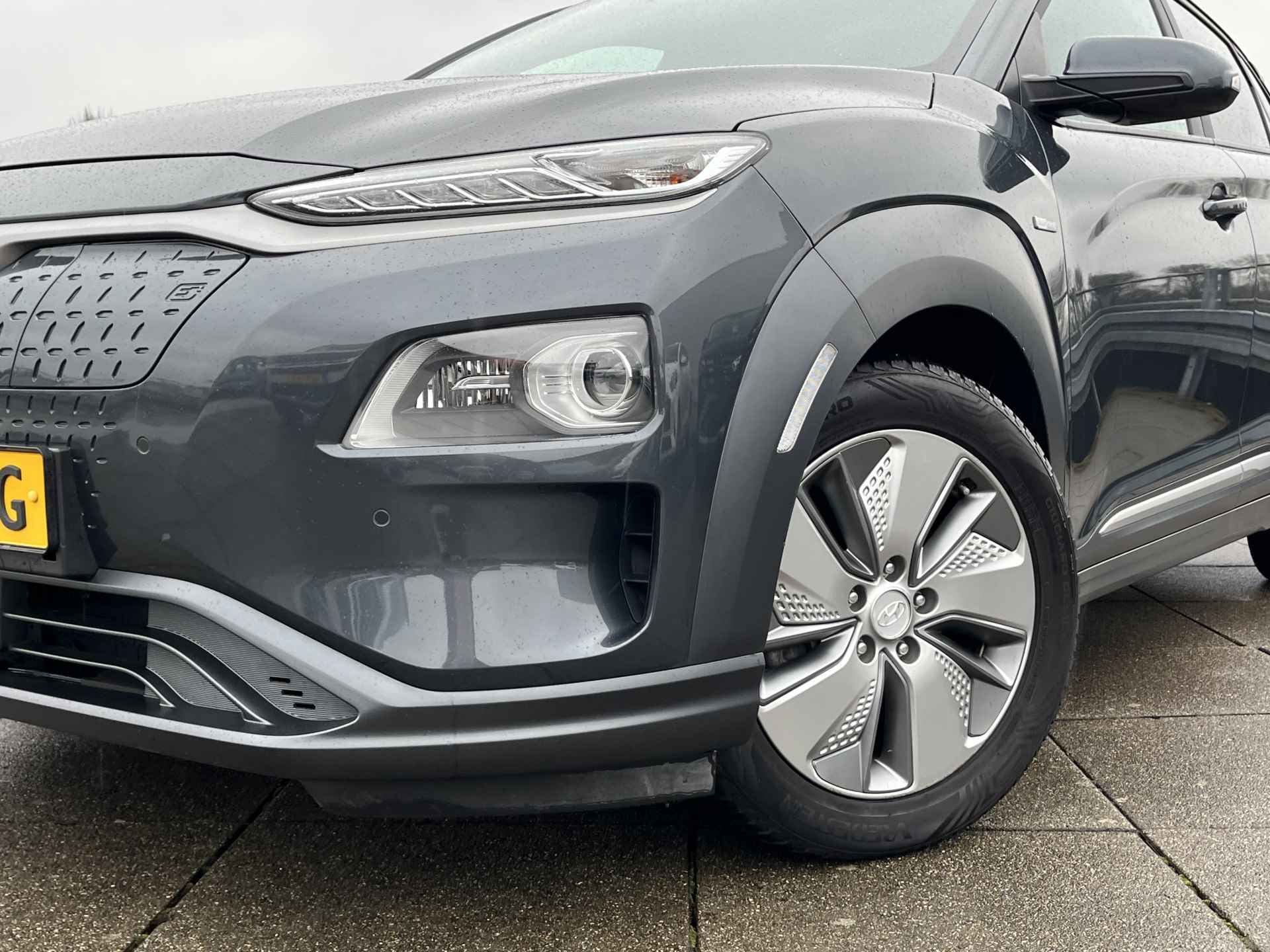 Hyundai KONA EV Premium 64 kWh | Leder | Glazen Dak | Camera - 4/40