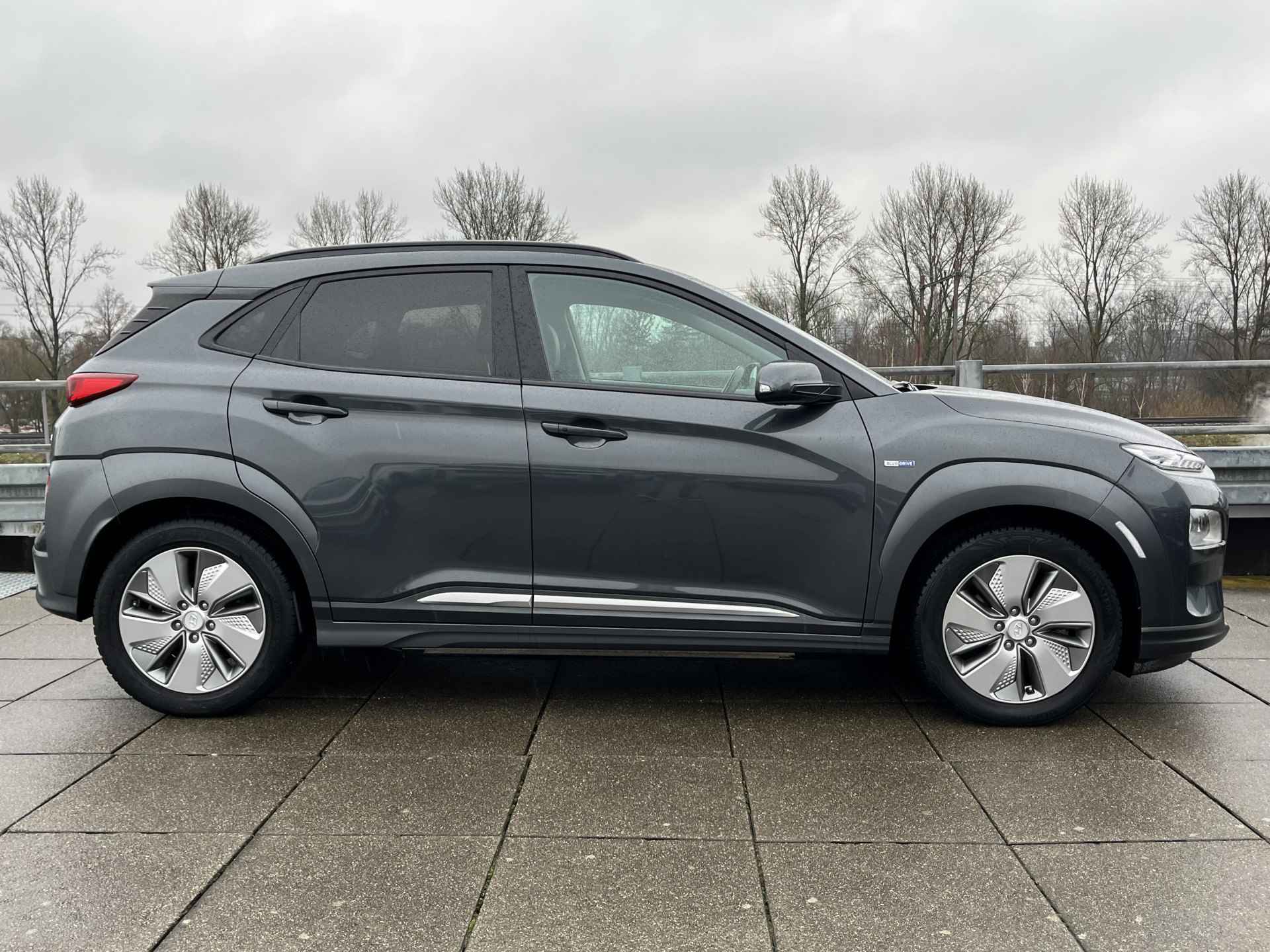 Hyundai KONA EV Premium 64 kWh | Leder | Glazen Dak | Camera - 11/40