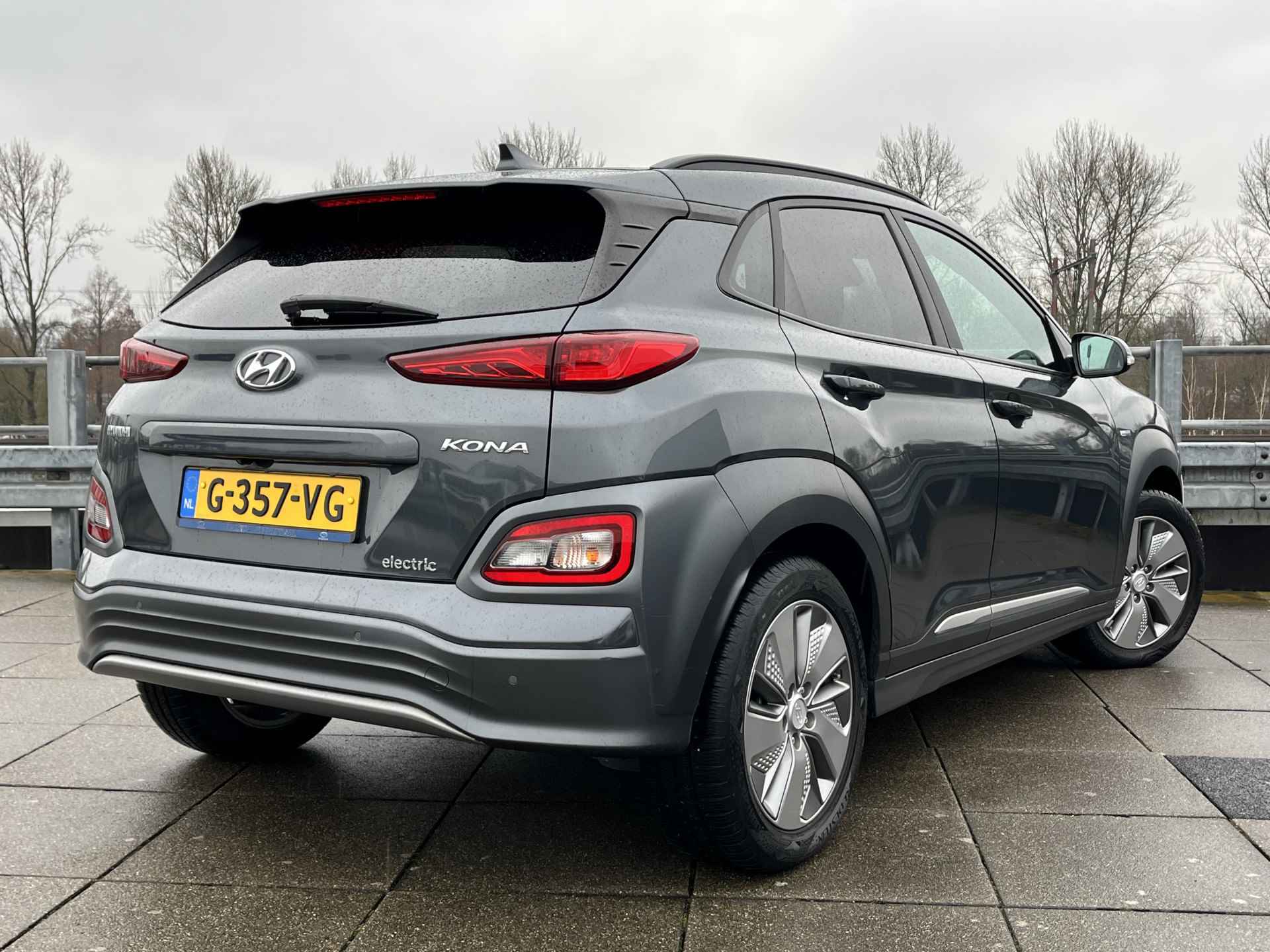 Hyundai KONA EV Premium 64 kWh | Leder | Glazen Dak | Camera - 12/40