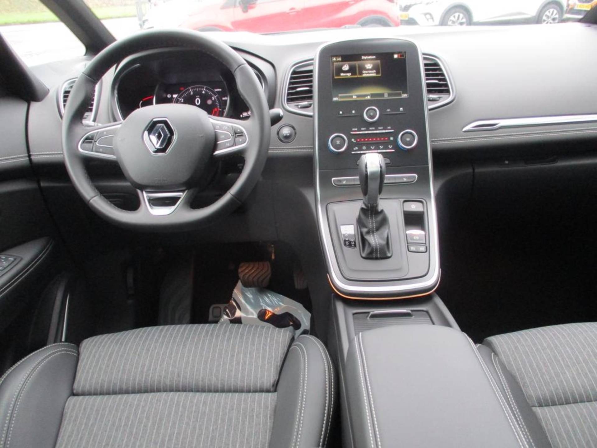 Renault Grand Scénic 988 KM!! Dealer demo auto 1.3 TCe Intens Automaat 7pers. Airco(automatisch), Multimedia systeem, Navigatie, Cruise control, Parkeersensoren, Stoelveerwarm , Regensensor, Dimlicht automatisch, Digitaal dashbord, Auto is in Nieuwstaat - 19/31