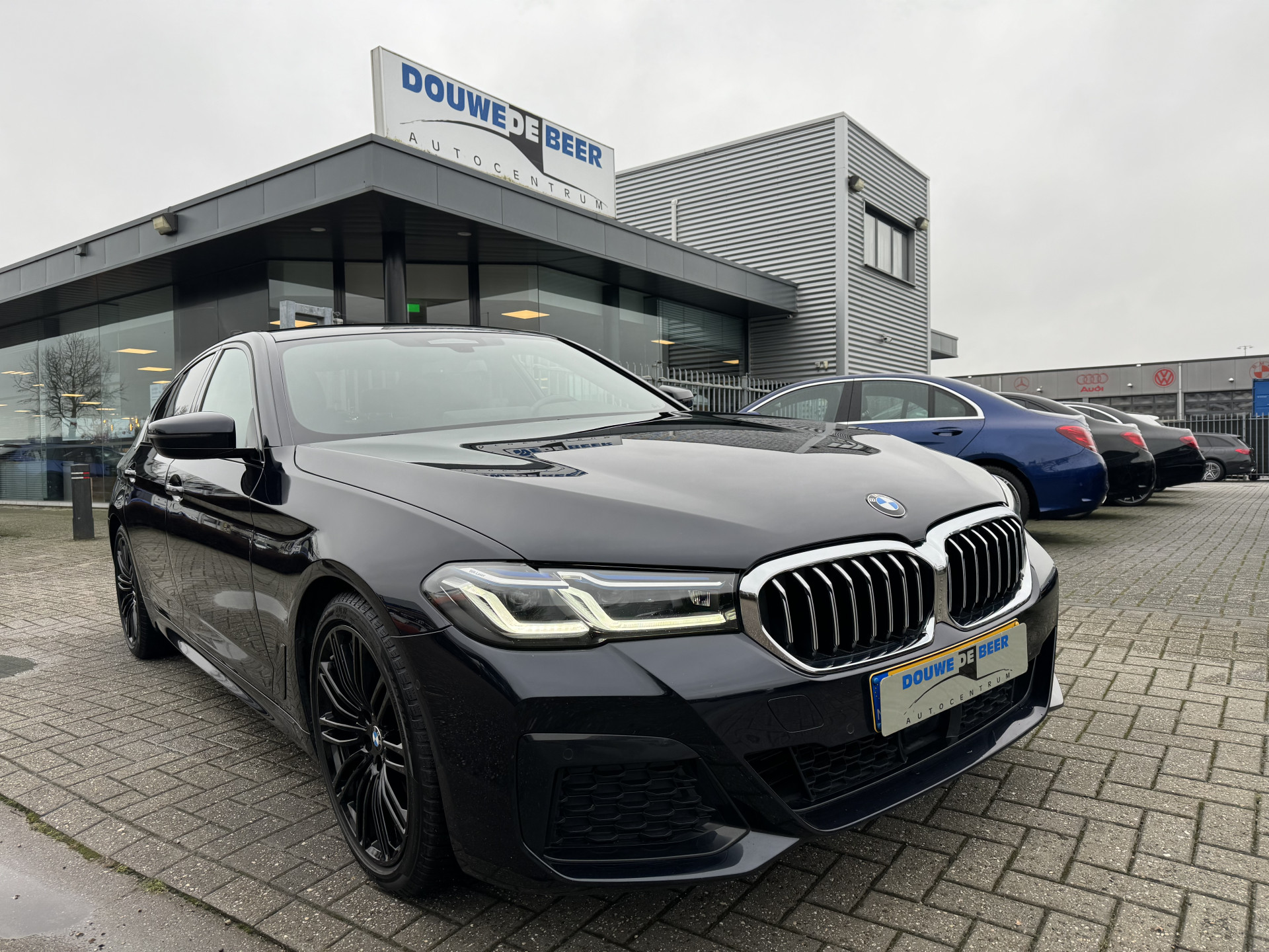 BMW 5 Serie 530i M-sport Dr.ass.pro|Standkachel|Comfortstoelen|Trekhaak, full option bij viaBOVAG.nl
