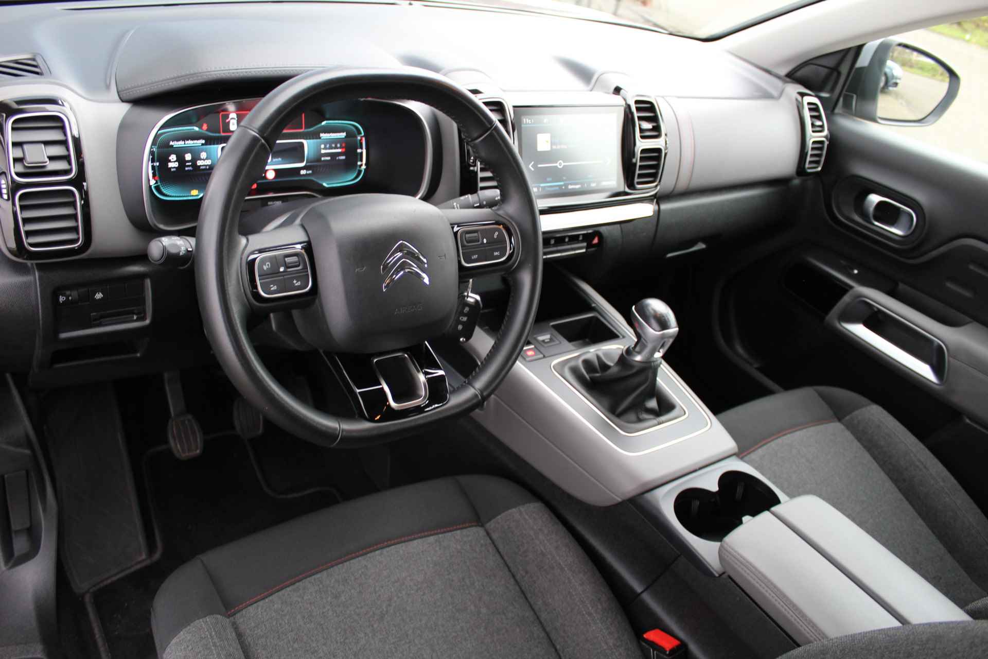 Citroën C5 Aircross 1.2 PureTech Business | Incl. 1 jaar Garantie | 2e Eigenaar | Navigatie | Climate controle | Parkeersensoren V+A | Achteruitrijcamera | Trekhaak | Cruise controle | Digital cockpit | Dodehoek detectie | DAB | 18 Inch LMV | Origineel NL auto | NAP | - 33/56