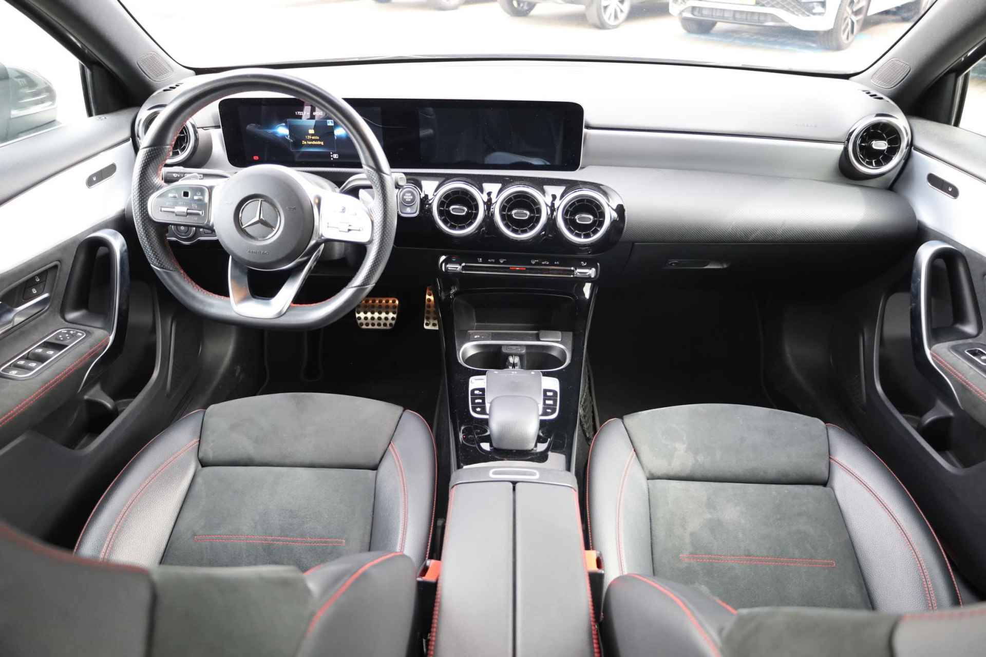 Mercedes-Benz A-klasse 200 Business Solution AMG 120KW/163PK automaat, Leder / alcantara, winterset LMV digitaal dashboard, navigatie, LED verlichting voor en achter, 18" LMV, stoelverwarming, parkeersensoren voor en achter, AMG bumpers - 4/44