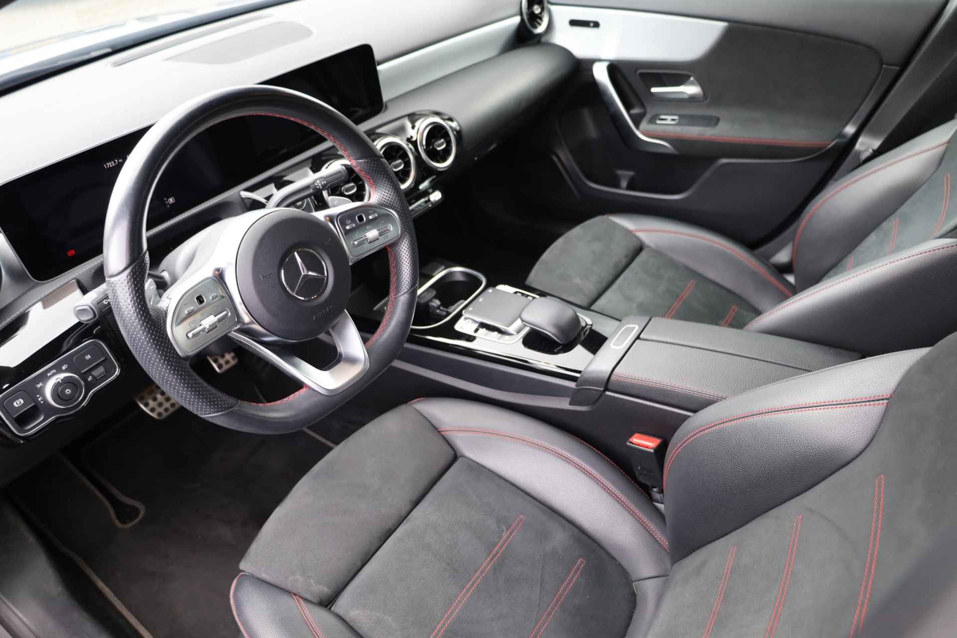 Mercedes-Benz A-klasse 200 Business Solution AMG 120KW/163PK automaat, Leder / alcantara, winterset LMV digitaal dashboard, navigatie, LED verlichting voor en achter, 18" LMV, stoelverwarming, parkeersensoren voor en achter, AMG bumpers - 10/44
