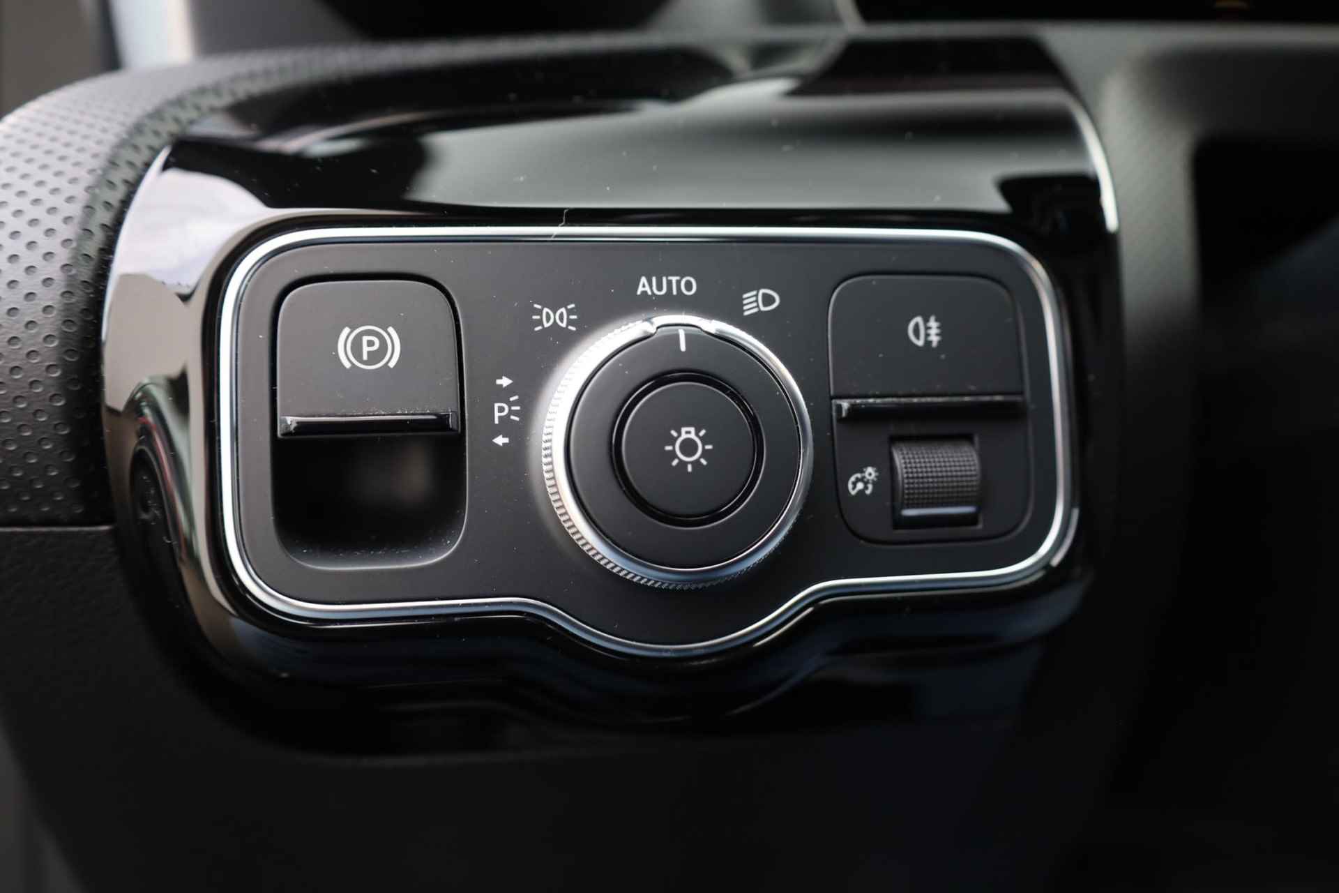Mercedes-Benz A-klasse 200 Business Solution AMG 120KW/163PK automaat, Leder / alcantara, winterset LMV digitaal dashboard, navigatie, LED verlichting voor en achter, 18" LMV, stoelverwarming, parkeersensoren voor en achter, AMG bumpers - 14/44