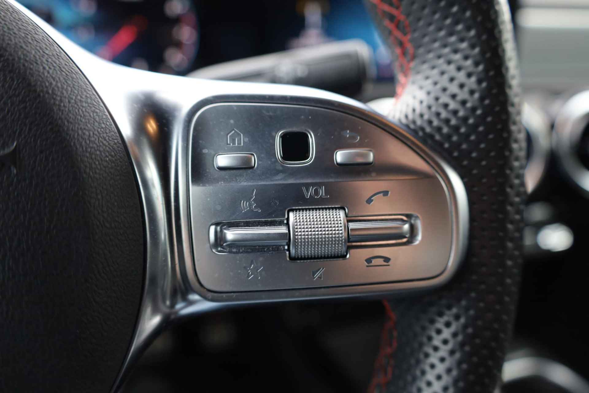 Mercedes-Benz A-klasse 200 Business Solution AMG 120KW/163PK automaat, Leder / alcantara, winterset LMV digitaal dashboard, navigatie, LED verlichting voor en achter, 18" LMV, stoelverwarming, parkeersensoren voor en achter, AMG bumpers - 18/44