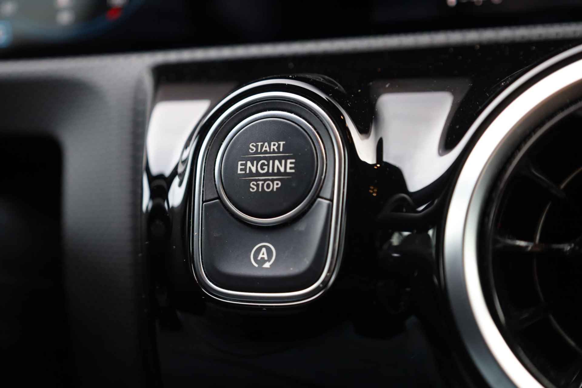 Mercedes-Benz A-klasse 200 Business Solution AMG 120KW/163PK automaat, Leder / alcantara, winterset LMV digitaal dashboard, navigatie, LED verlichting voor en achter, 18" LMV, stoelverwarming, parkeersensoren voor en achter, AMG bumpers - 20/44