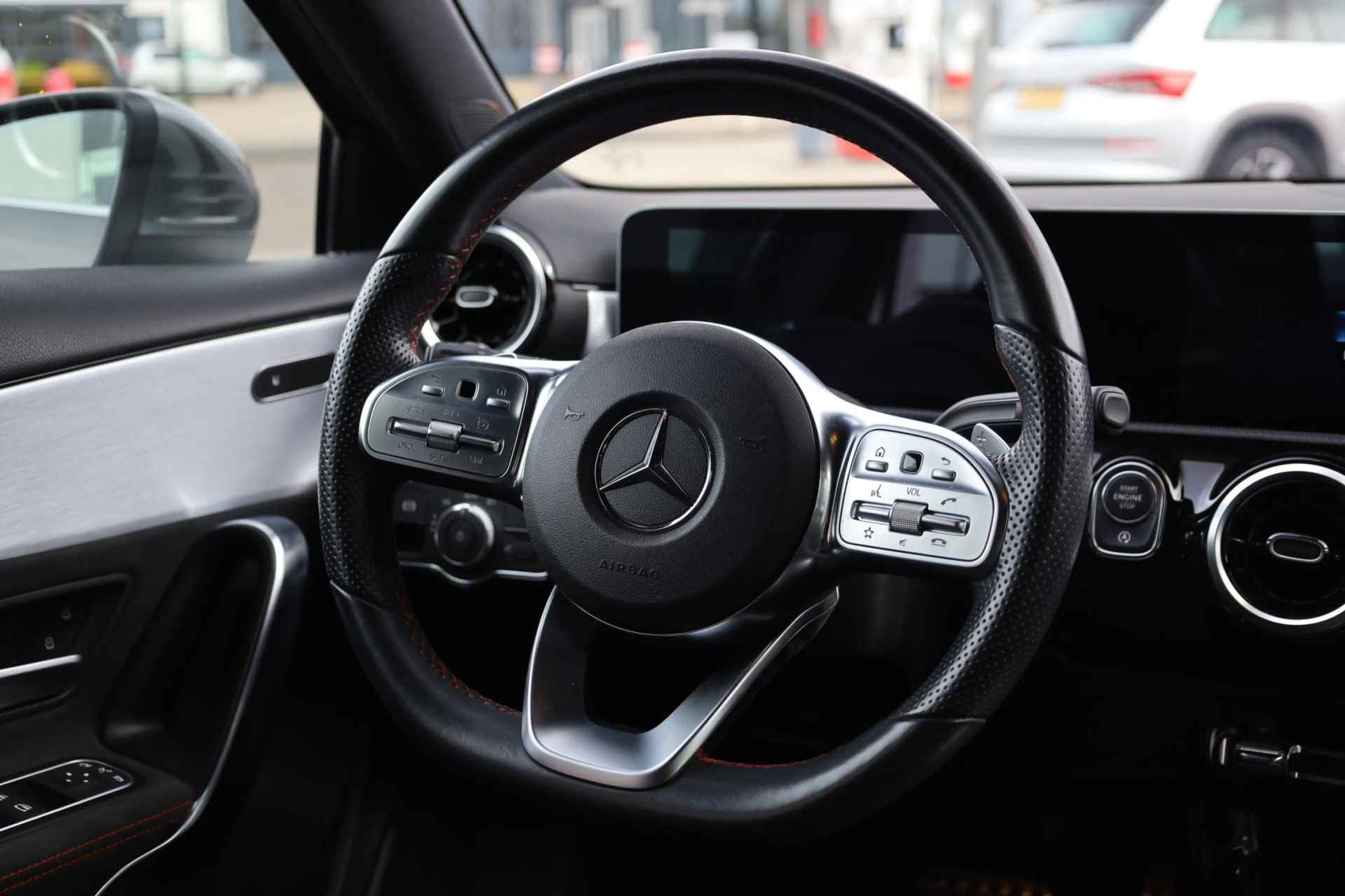 Mercedes-Benz A-klasse 200 Business Solution AMG 120KW/163PK automaat, Leder / alcantara, winterset LMV digitaal dashboard, navigatie, LED verlichting voor en achter, 18" LMV, stoelverwarming, parkeersensoren voor en achter, AMG bumpers - 21/44