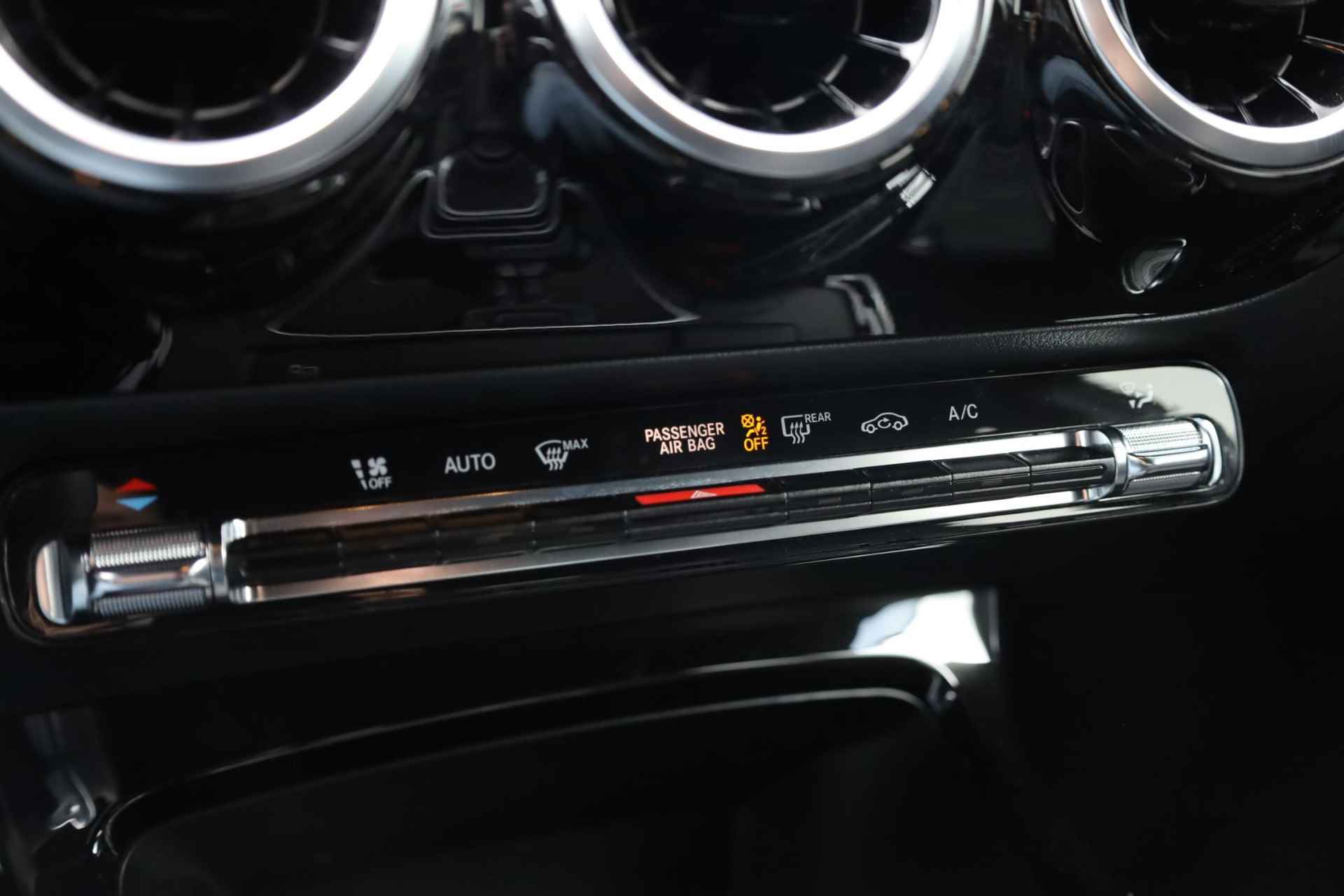 Mercedes-Benz A-klasse 200 Business Solution AMG 120KW/163PK automaat, Leder / alcantara, winterset LMV digitaal dashboard, navigatie, LED verlichting voor en achter, 18" LMV, stoelverwarming, parkeersensoren voor en achter, AMG bumpers - 30/44