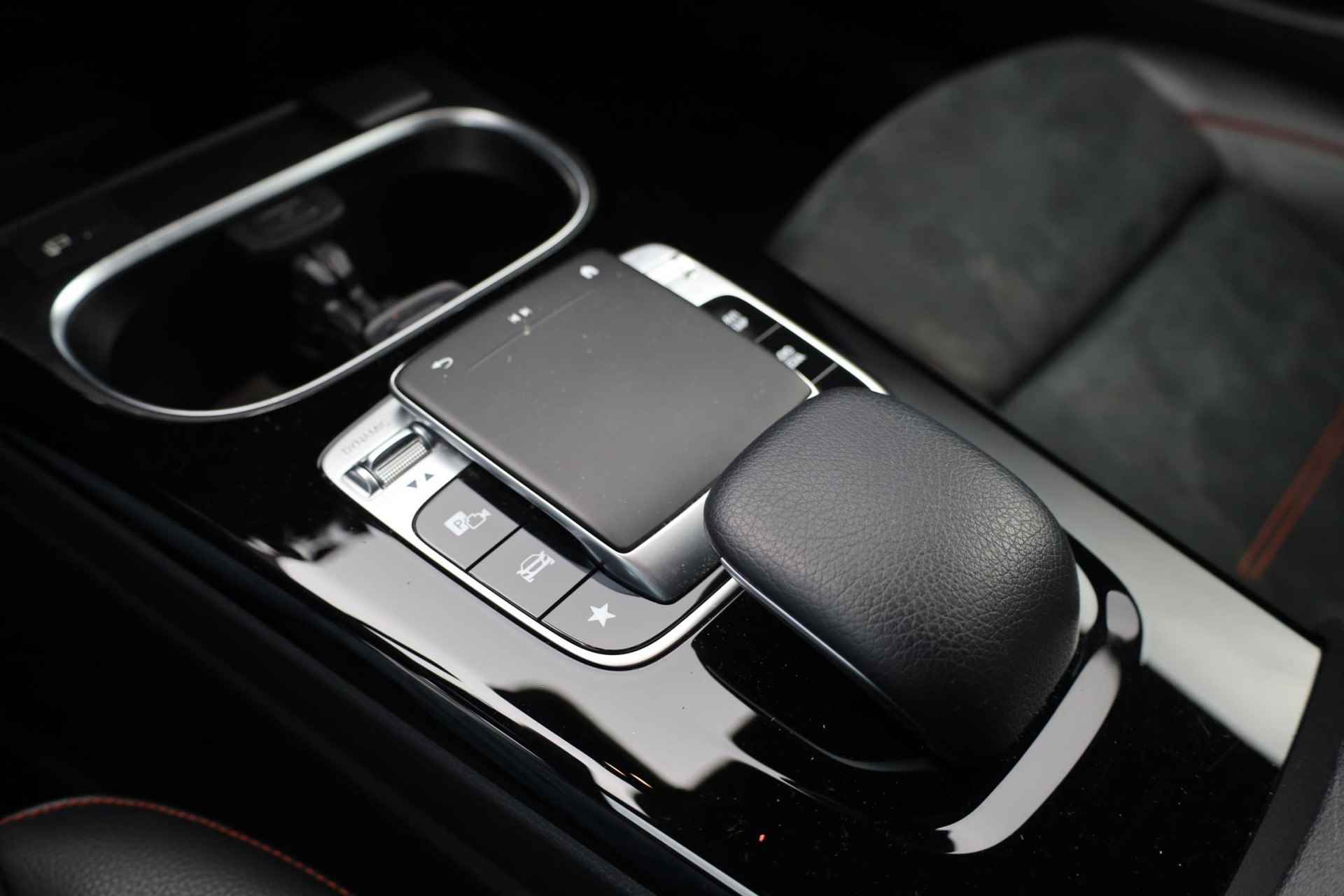 Mercedes-Benz A-klasse 200 Business Solution AMG 120KW/163PK automaat, Leder / alcantara, winterset LMV digitaal dashboard, navigatie, LED verlichting voor en achter, 18" LMV, stoelverwarming, parkeersensoren voor en achter, AMG bumpers - 32/44