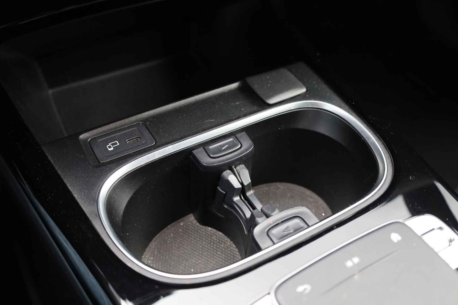 Mercedes-Benz A-klasse 200 Business Solution AMG 120KW/163PK automaat, Leder / alcantara, winterset LMV digitaal dashboard, navigatie, LED verlichting voor en achter, 18" LMV, stoelverwarming, parkeersensoren voor en achter, AMG bumpers - 33/44