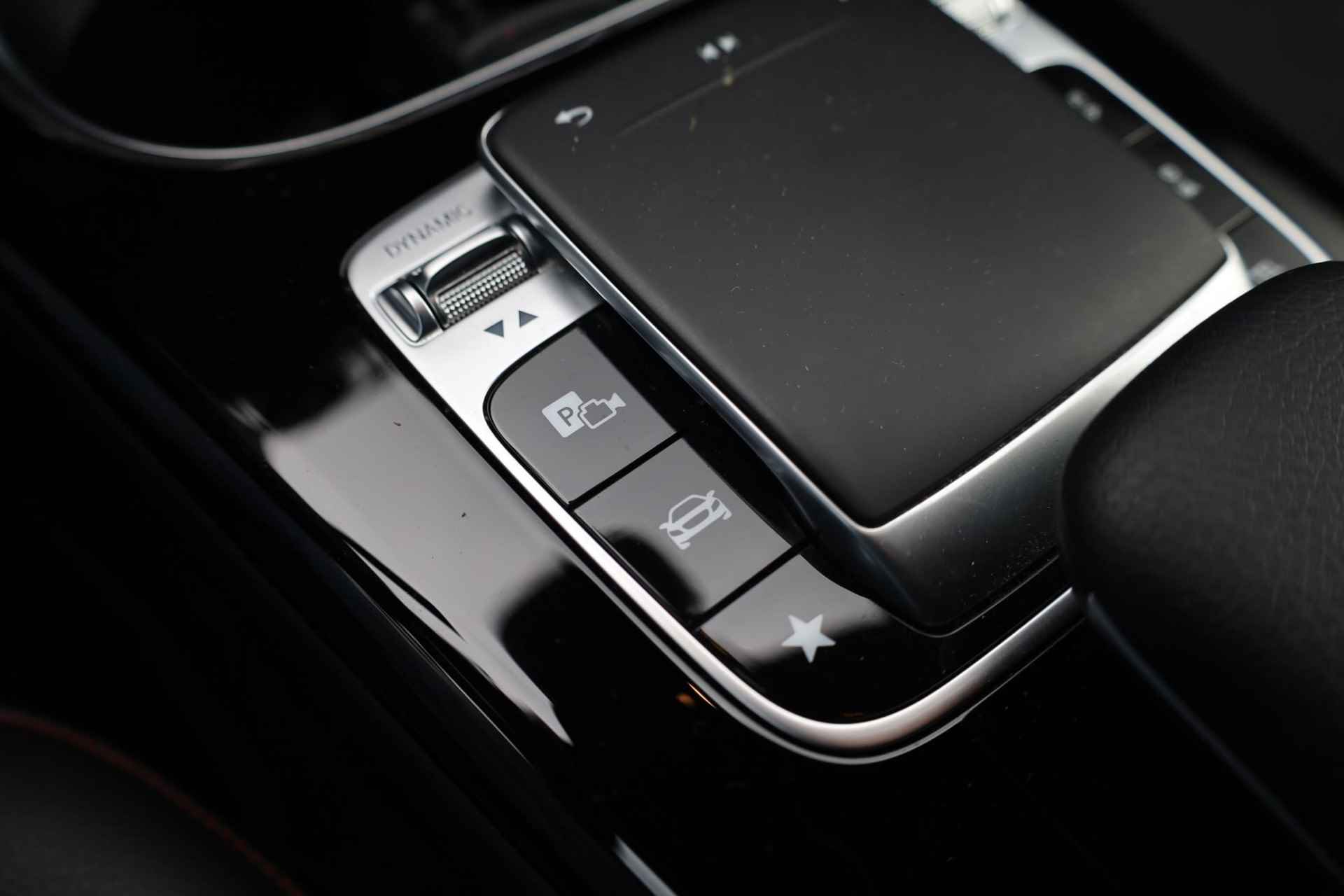 Mercedes-Benz A-klasse 200 Business Solution AMG 163PK / 120kW automaat, Leder / alcantara, winterset LMV, digitaal dashboard, navigatie, LED verlichting voor en achter, 18" LMV, stoelverwarming, parkeersensoren voor en achter, AMG bumpers - 34/44