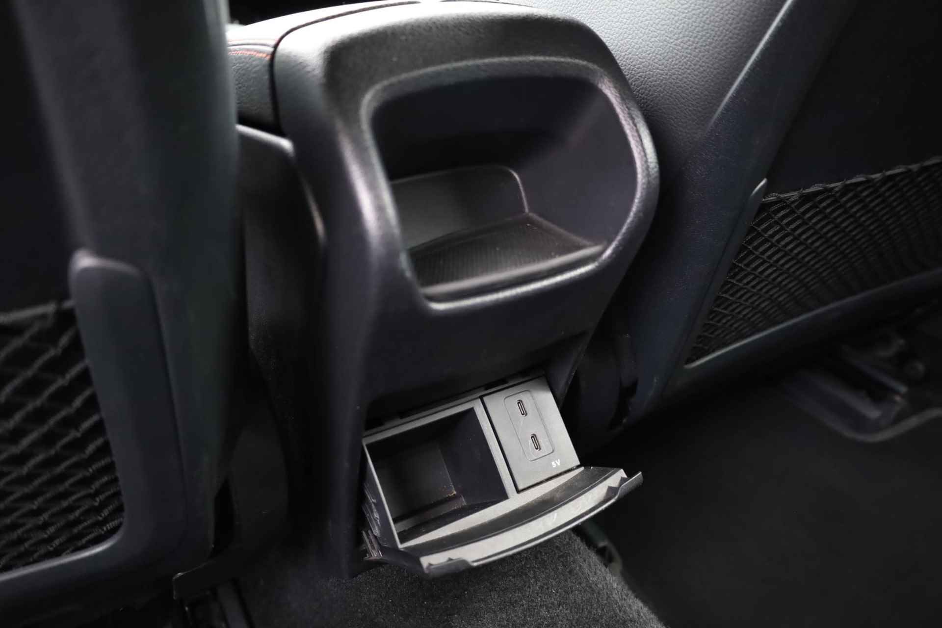 Mercedes-Benz A-klasse 200 Business Solution AMG 120KW/163PK automaat, Leder / alcantara, winterset LMV digitaal dashboard, navigatie, LED verlichting voor en achter, 18" LMV, stoelverwarming, parkeersensoren voor en achter, AMG bumpers - 40/44