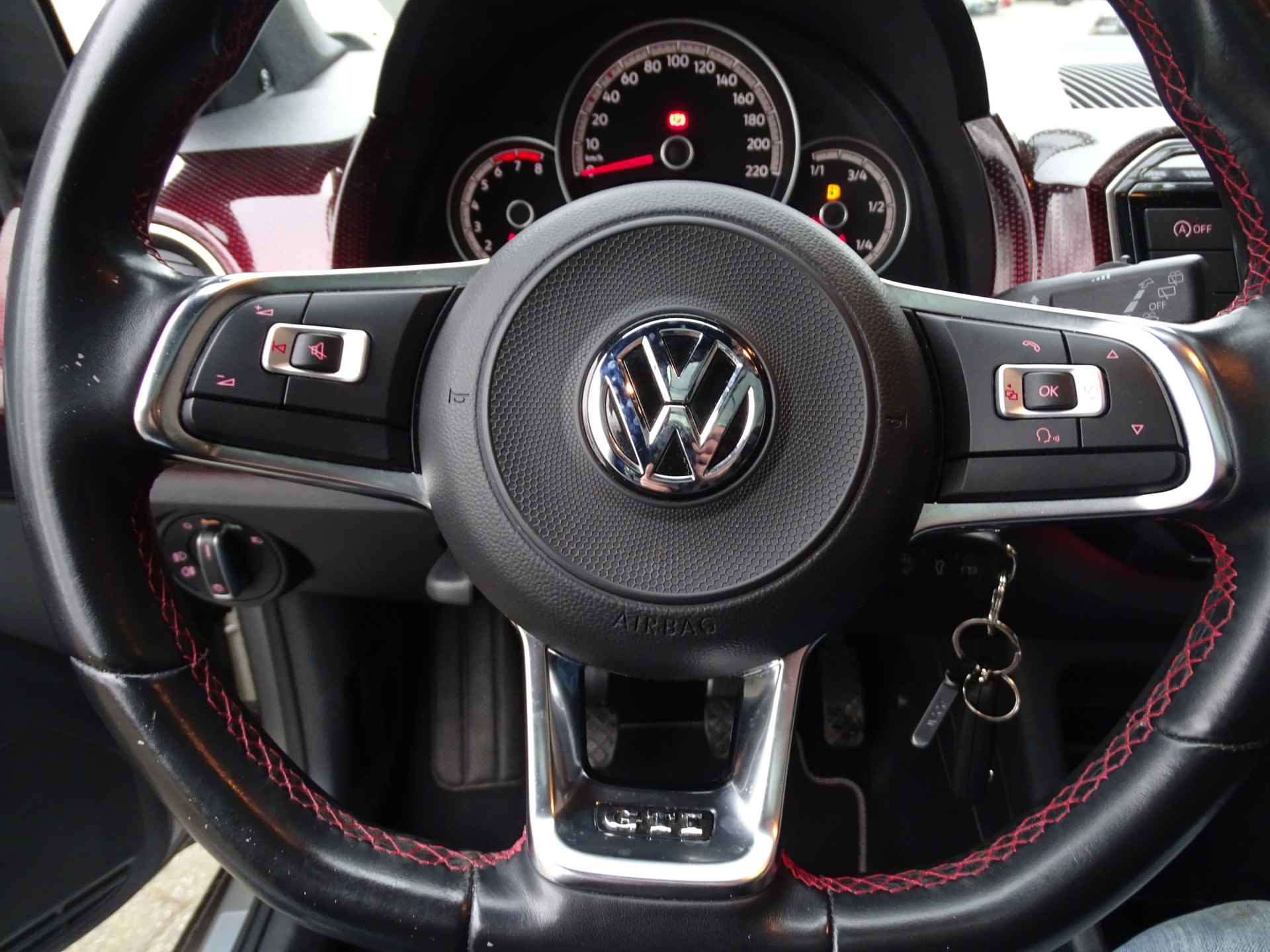Volkswagen up! 1.0 TSI GTI - 23/28