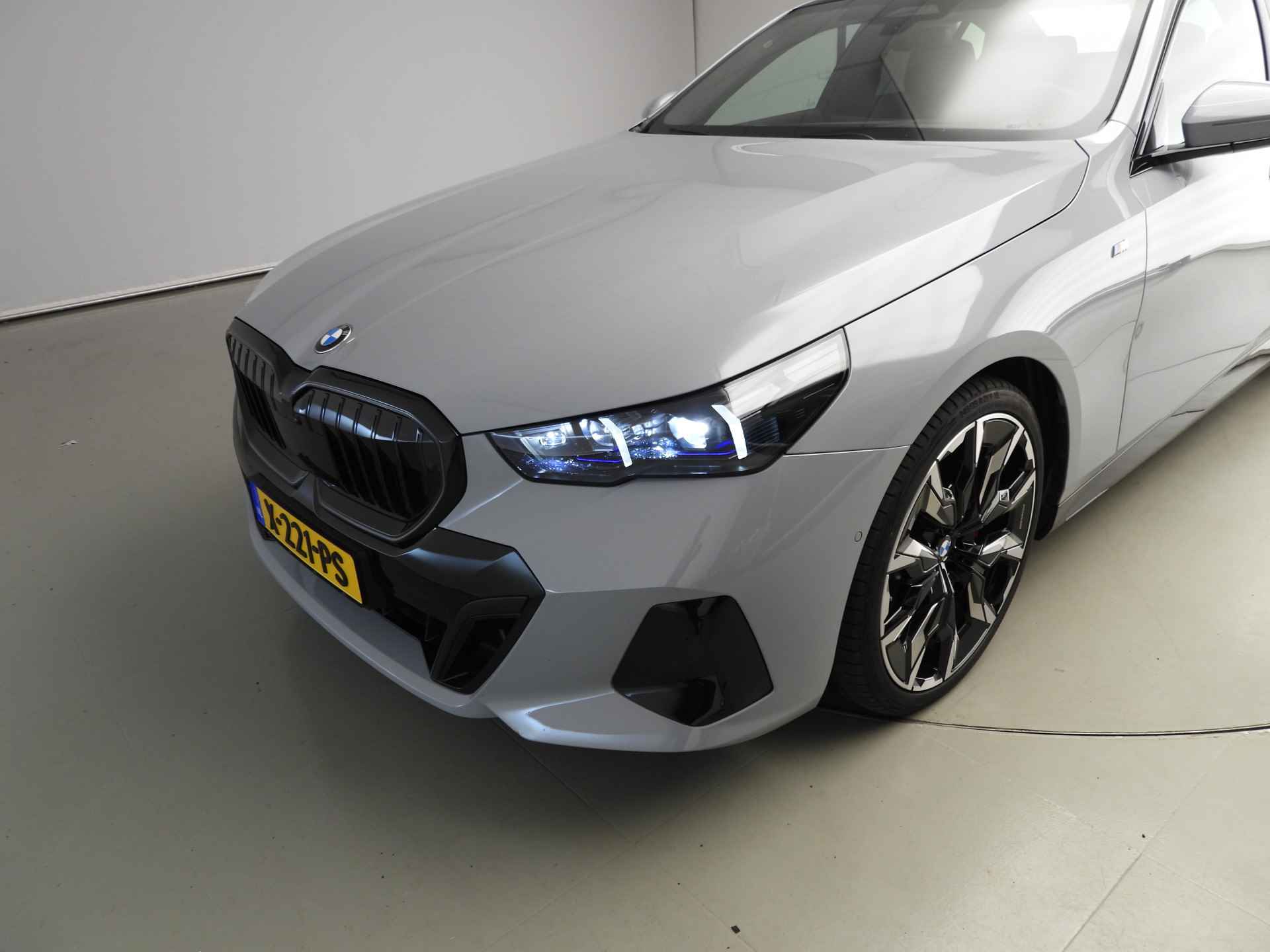 BMW 5 Serie Sedan 520d M-Sportpakket / LED / Leder / HUD / Trekhaak / Keyles go / Standkachel / DAB / Harman-kardon sound / Alu 21 inch - 38/40