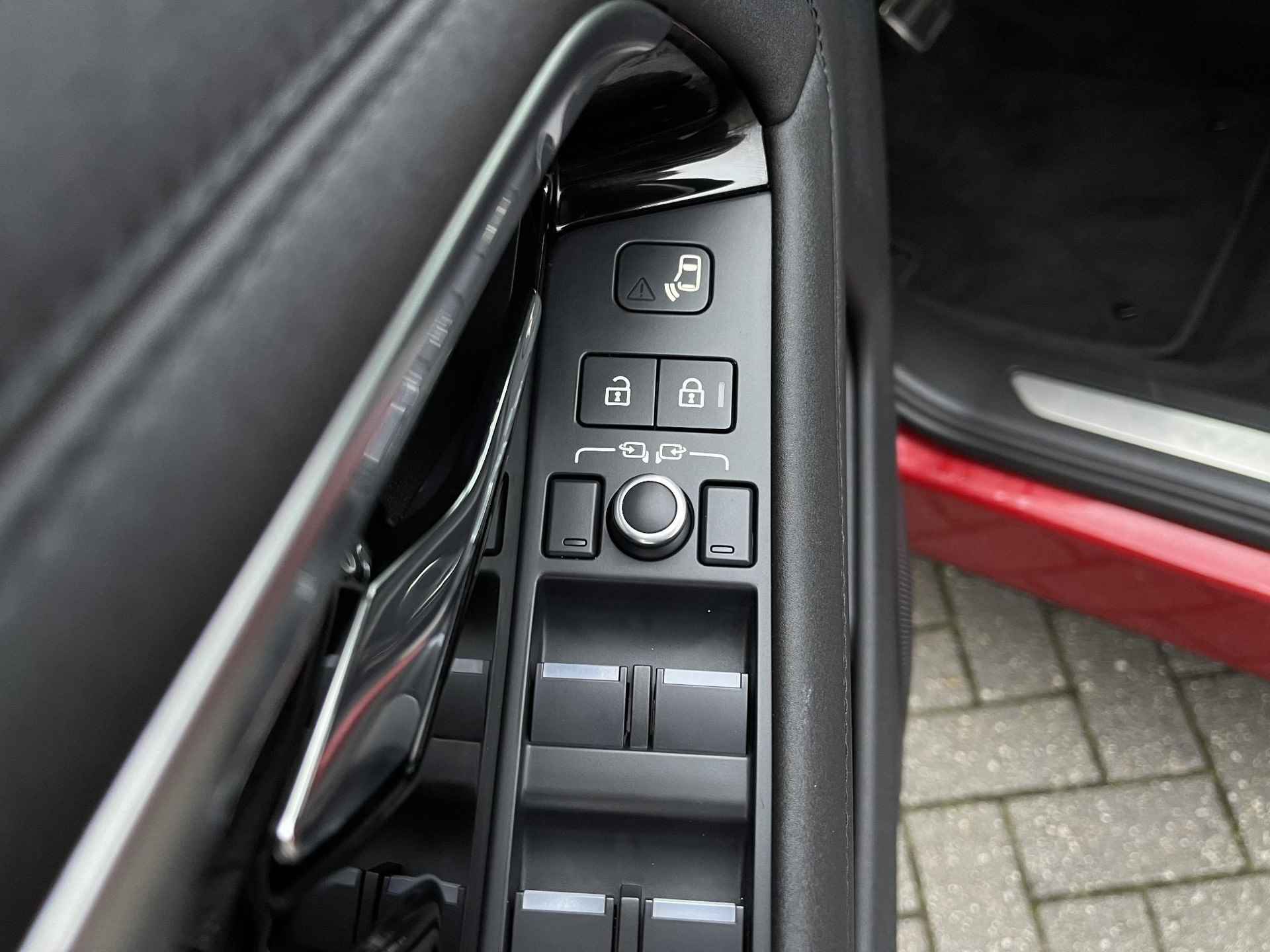 Land Rover Range Rover Evoque 1.5 P300e AWD R-Dynamic HSE | Tekhaak Afneembaar | Panoramadak | Stuur- + Stoelverwarming | Navigatie | 360° Camera | Geheugenstoel | Rijklaarprijs! - 29/34