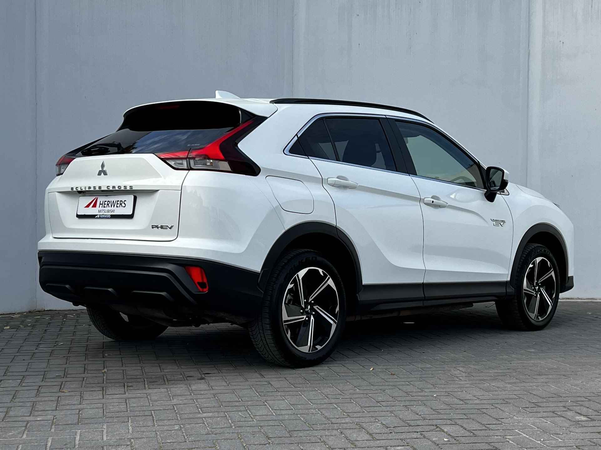 Mitsubishi Eclipse Cross 2.4 PHEV Intense S-AWC 4WD Automaat / 1.500 kg trekgewicht / Navigatie via Apple Carplay of Android Auto / Achteruitrijcamera / - 3/51