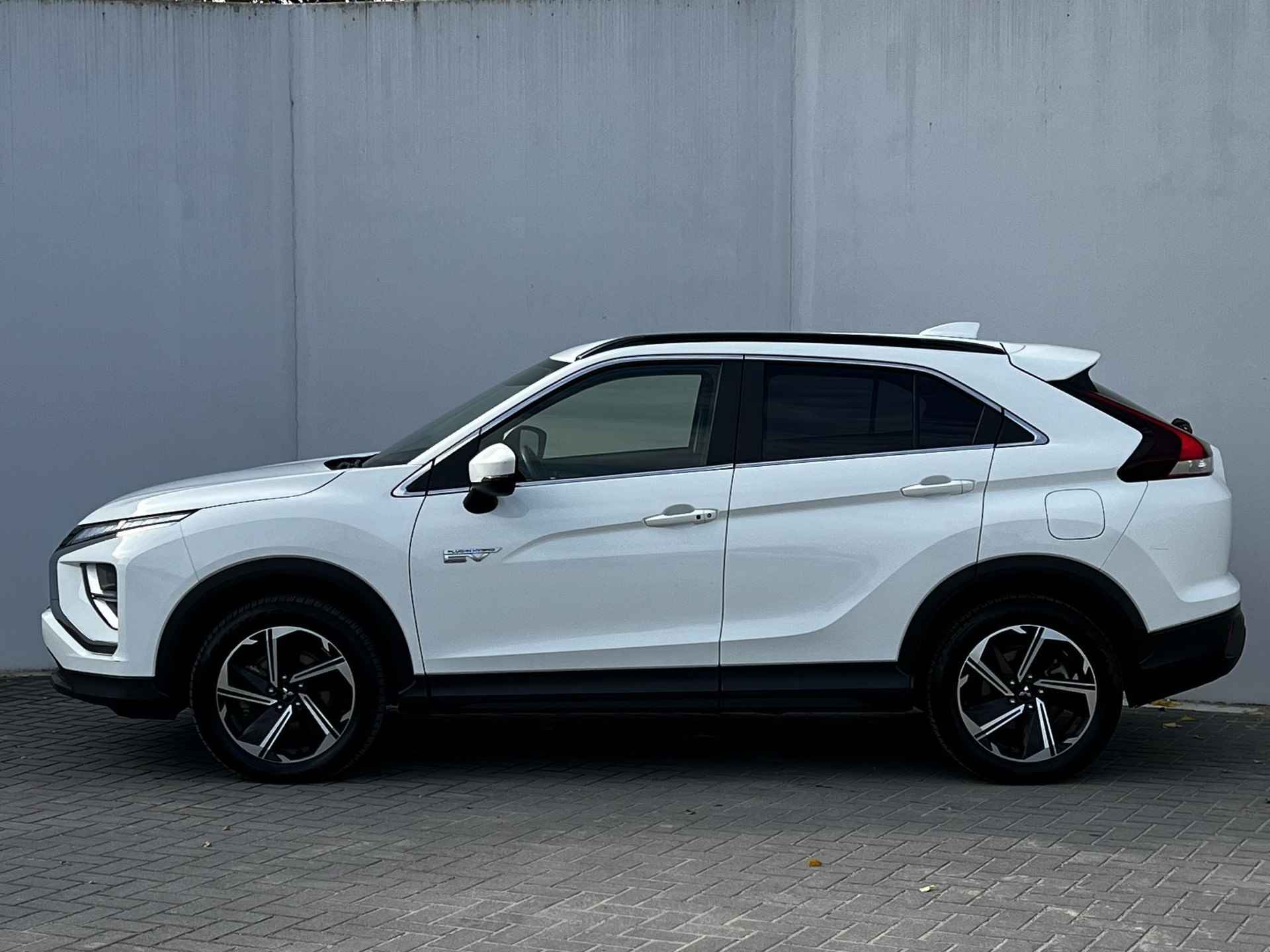 Mitsubishi Eclipse Cross 2.4 PHEV Intense S-AWC 4WD Automaat / 1.500 kg trekgewicht / Navigatie via Apple Carplay of Android Auto / Achteruitrijcamera / - 9/51