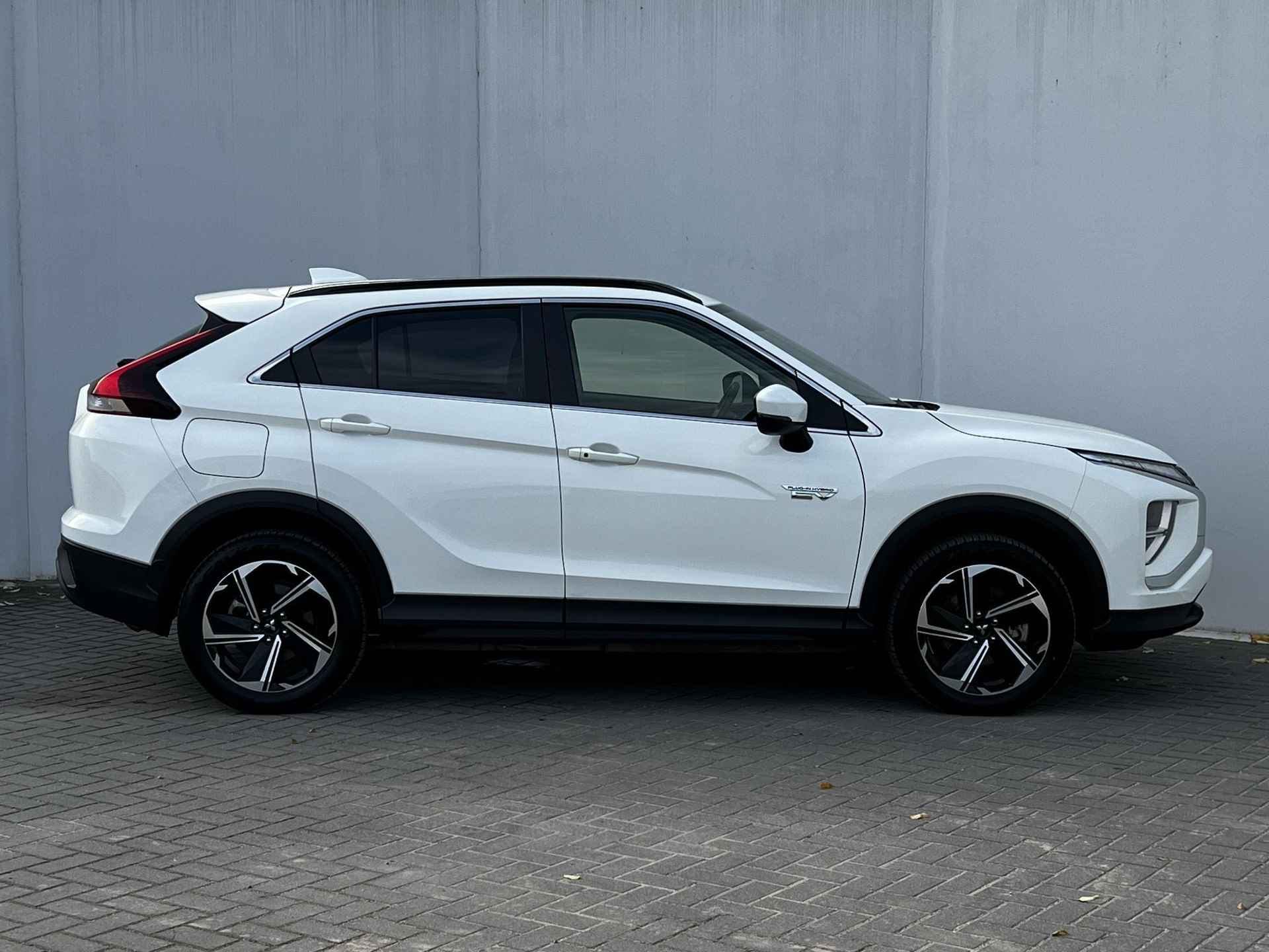 Mitsubishi Eclipse Cross 2.4 PHEV Intense S-AWC 4WD Automaat / 1.500 kg trekgewicht / Navigatie via Apple Carplay of Android Auto / Achteruitrijcamera / - 19/51