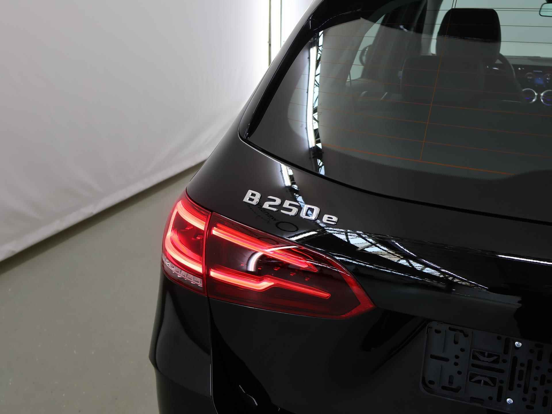 Mercedes-Benz B-klasse 250 e AMG Line | Panoramadak | Widescreen | Sfeerverlichting | Navigatie | Carplay | Stoelverwarming | Mercedes LED | - 41/44