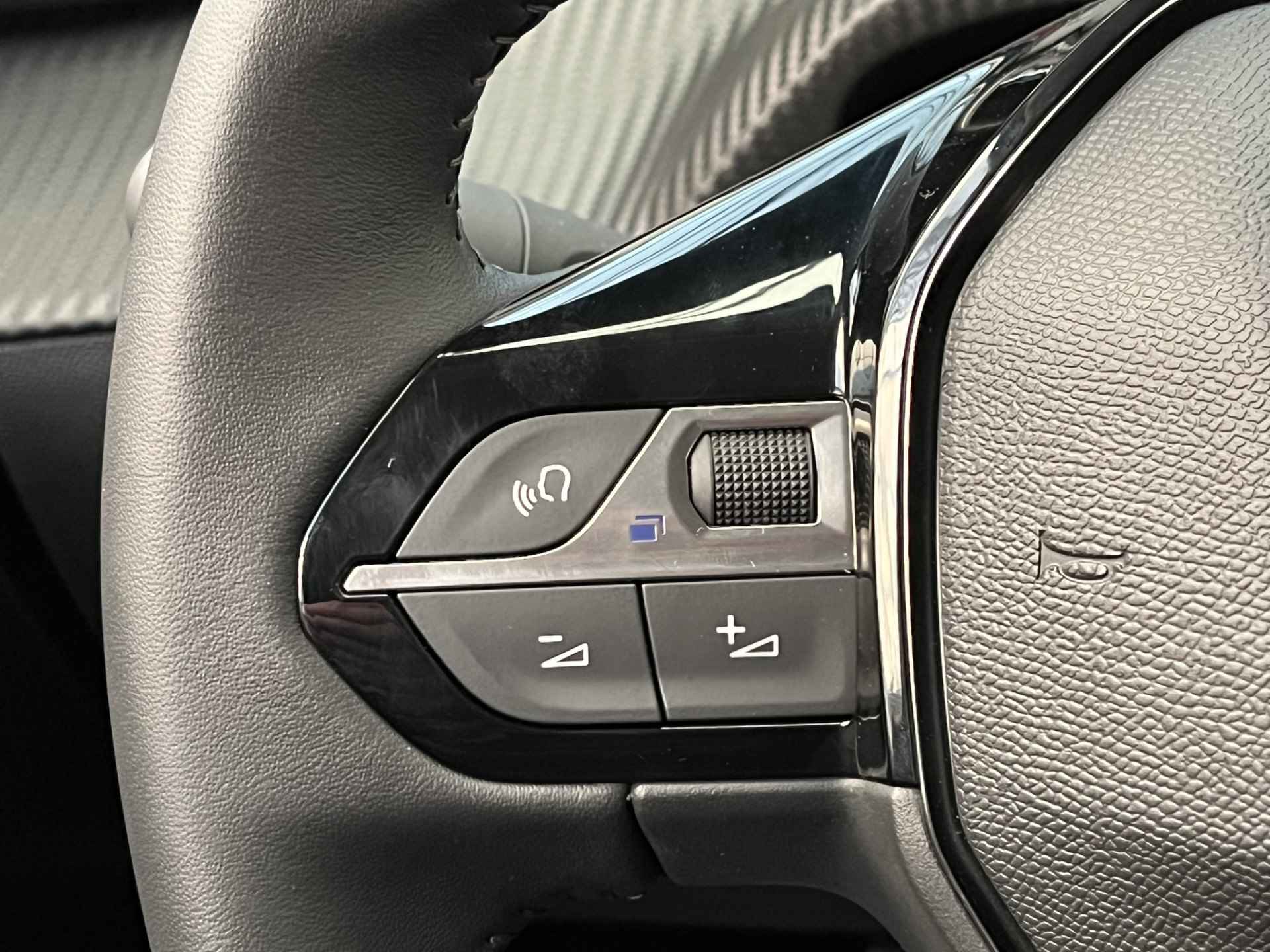 Peugeot 208 1.2 PureTech 75 PK Style | Navigatie | LED Koplampen | Achteruitrijcamera | Parkeersensoren | Apple Carplay / Android Auto | Cruise Controle | Airconditioning | 16" LMV | Donker glas Private lease va € 389 p/mnd - 22/35