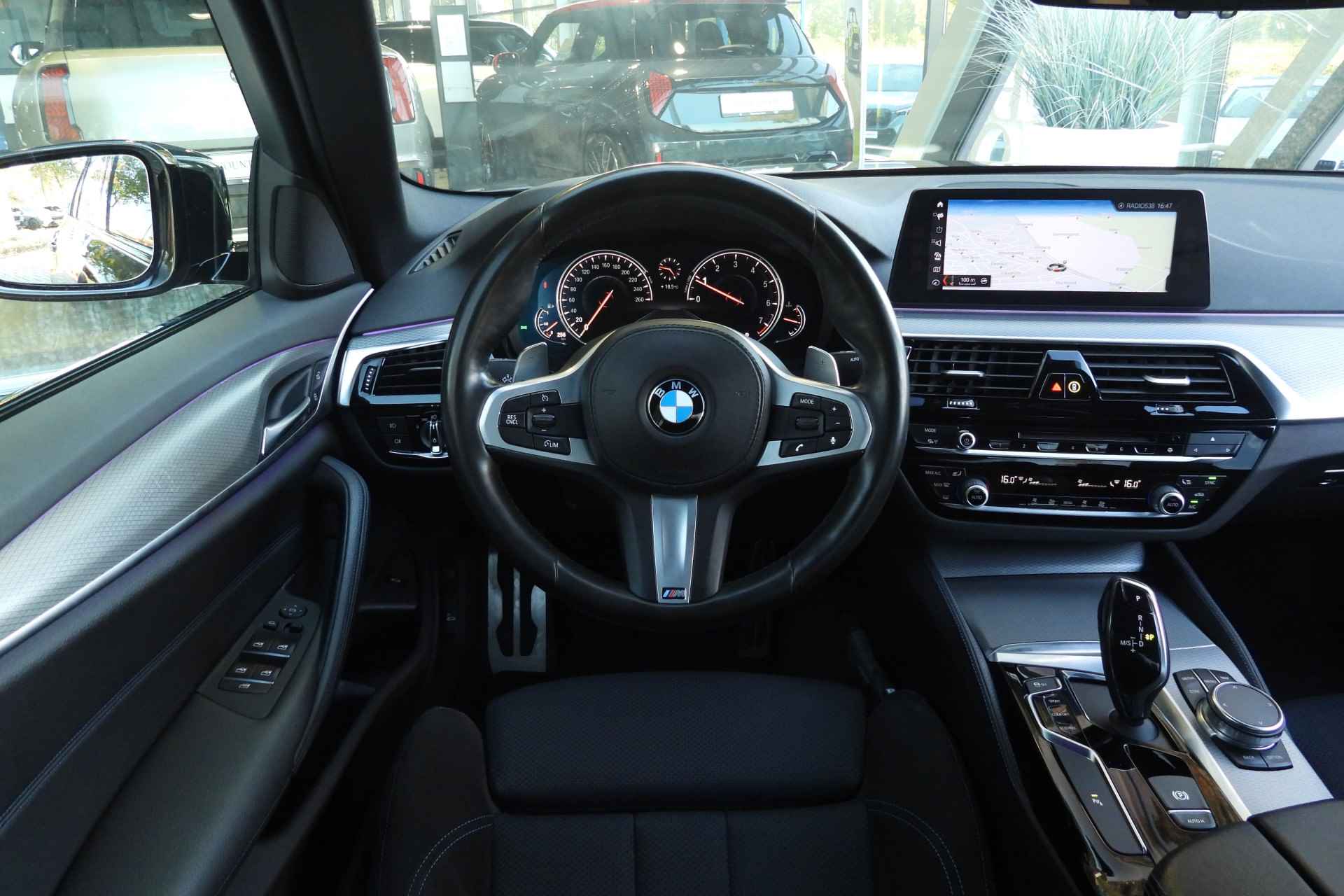 BMW 5 Serie 520i Executive M Sport Automaat / Sportstoelen / LED / Navigatie Professional / M Sportonderstel / Parking Assistant - 4/35