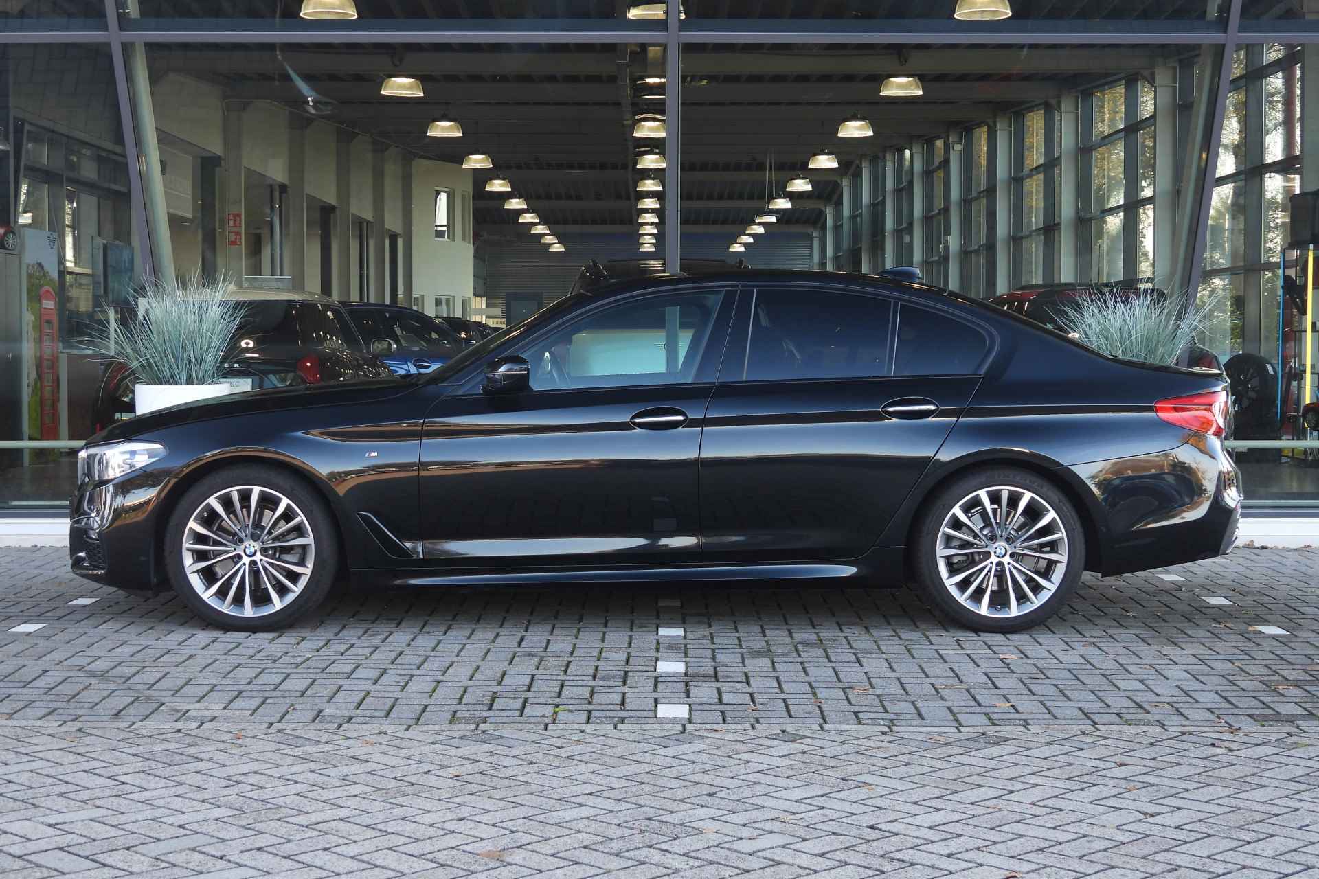 BMW 5 Serie 520i Executive M Sport Automaat / Sportstoelen / LED / Navigatie Professional / M Sportonderstel / Parking Assistant - 5/35