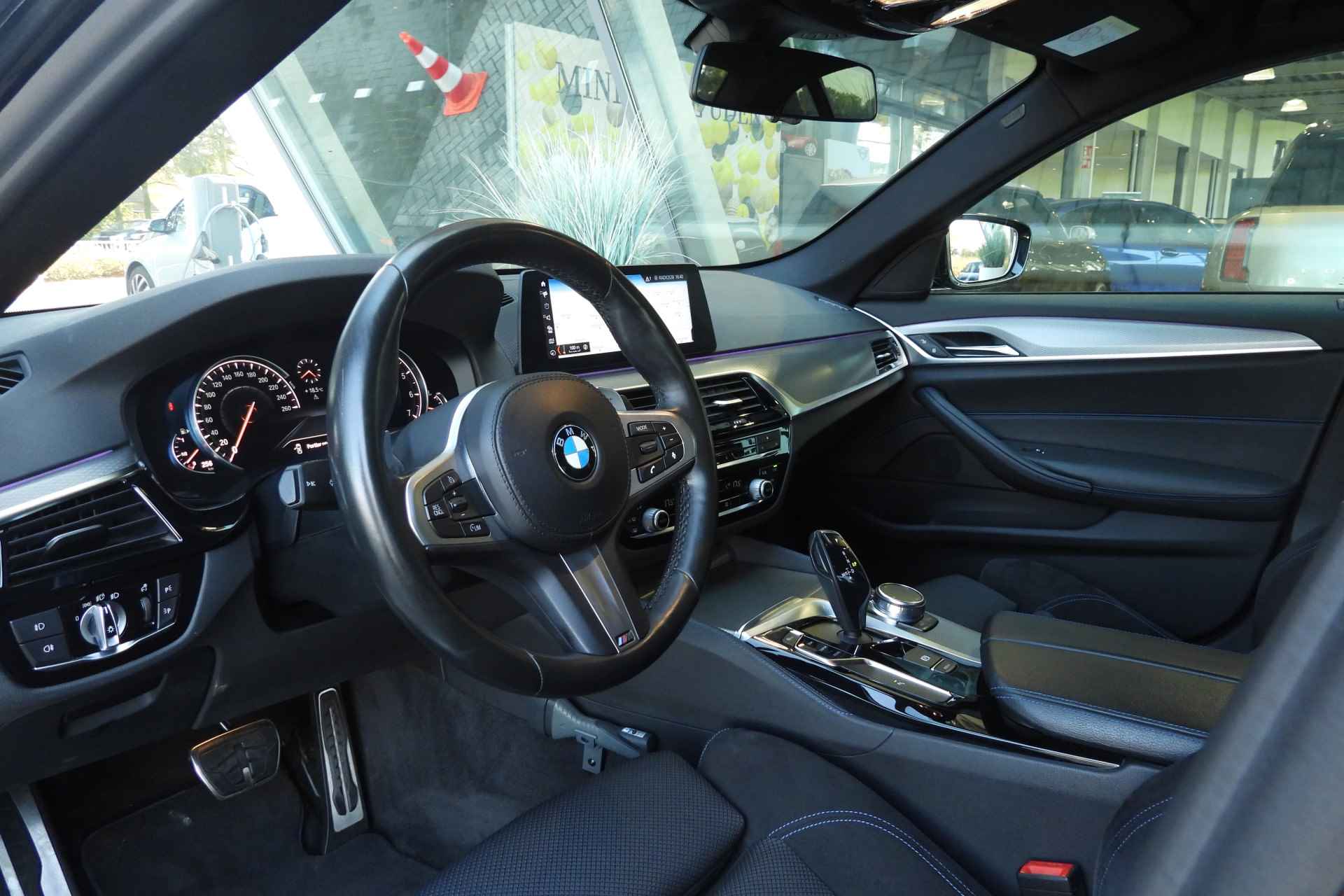 BMW 5 Serie 520i Executive M Sport Automaat / Sportstoelen / LED / Navigatie Professional / M Sportonderstel / Parking Assistant - 19/35