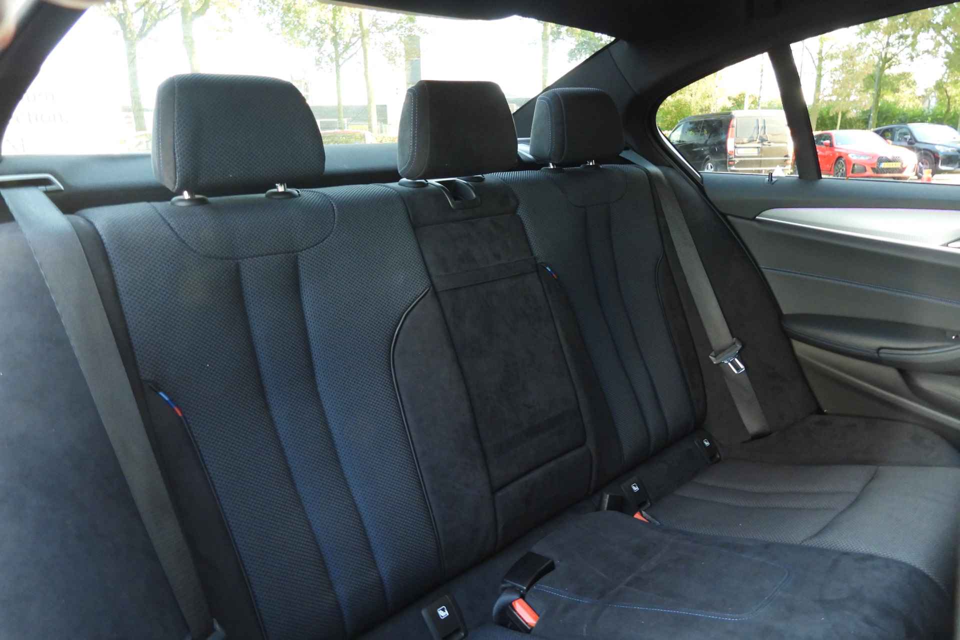 BMW 5 Serie 520i Executive M Sport Automaat / Sportstoelen / LED / Navigatie Professional / M Sportonderstel / Parking Assistant - 22/35