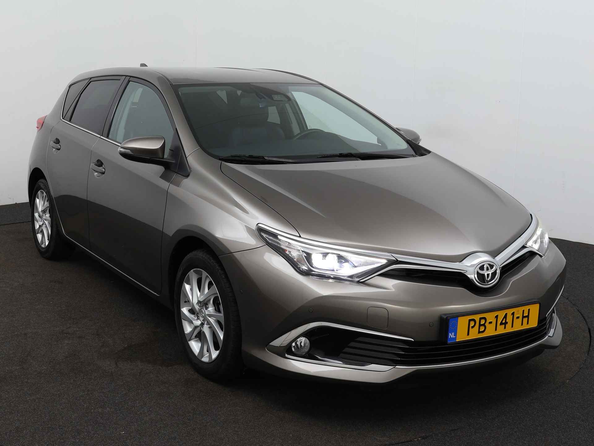 Toyota Auris 1.2T Executive | Navigatie | Parkeerhulp | Verwarmde voorstoelen | - 30/46