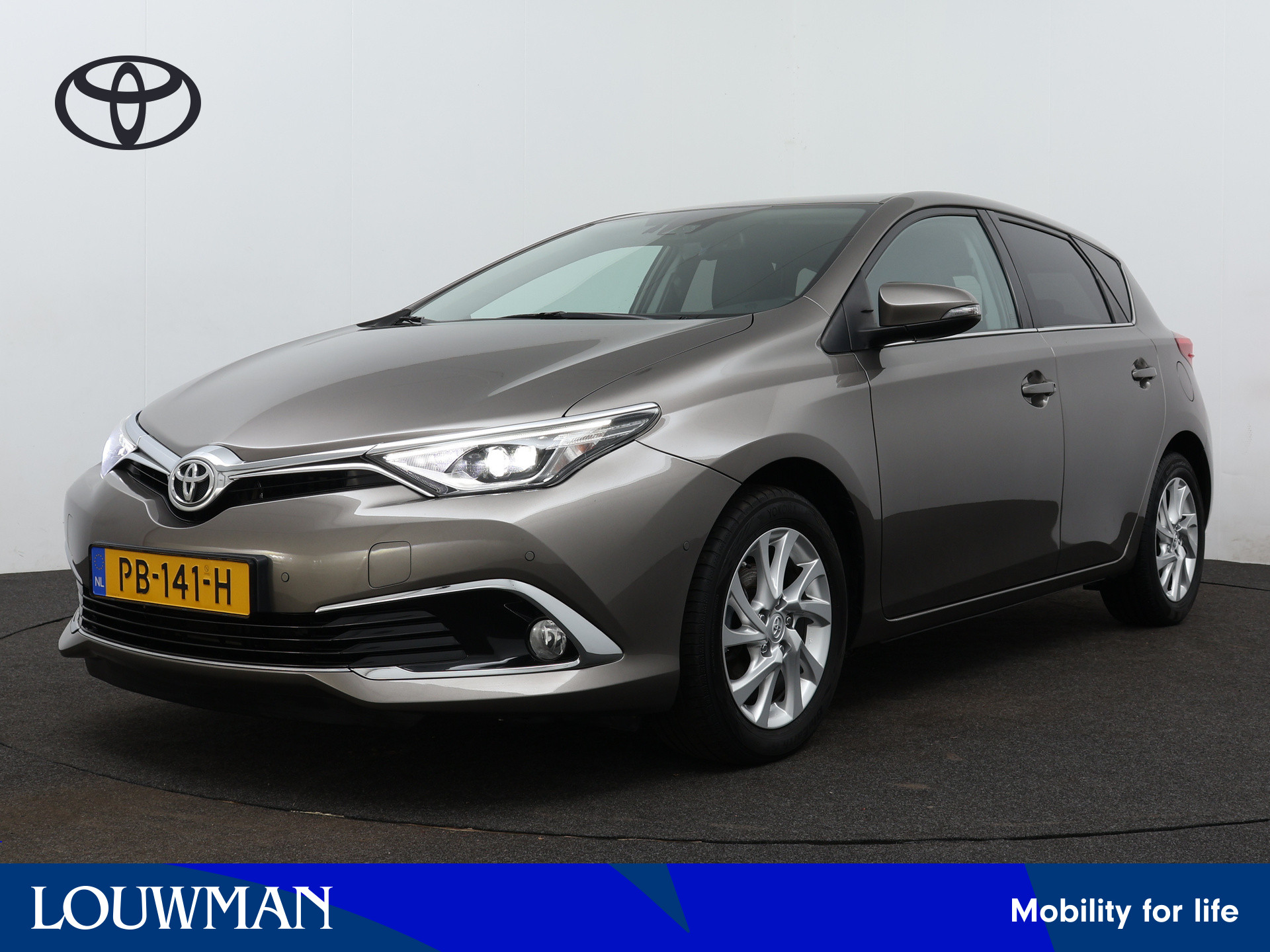 Toyota Auris 1.2T Executive | Navigatie | Parkeerhulp | Verwarmde voorstoelen |