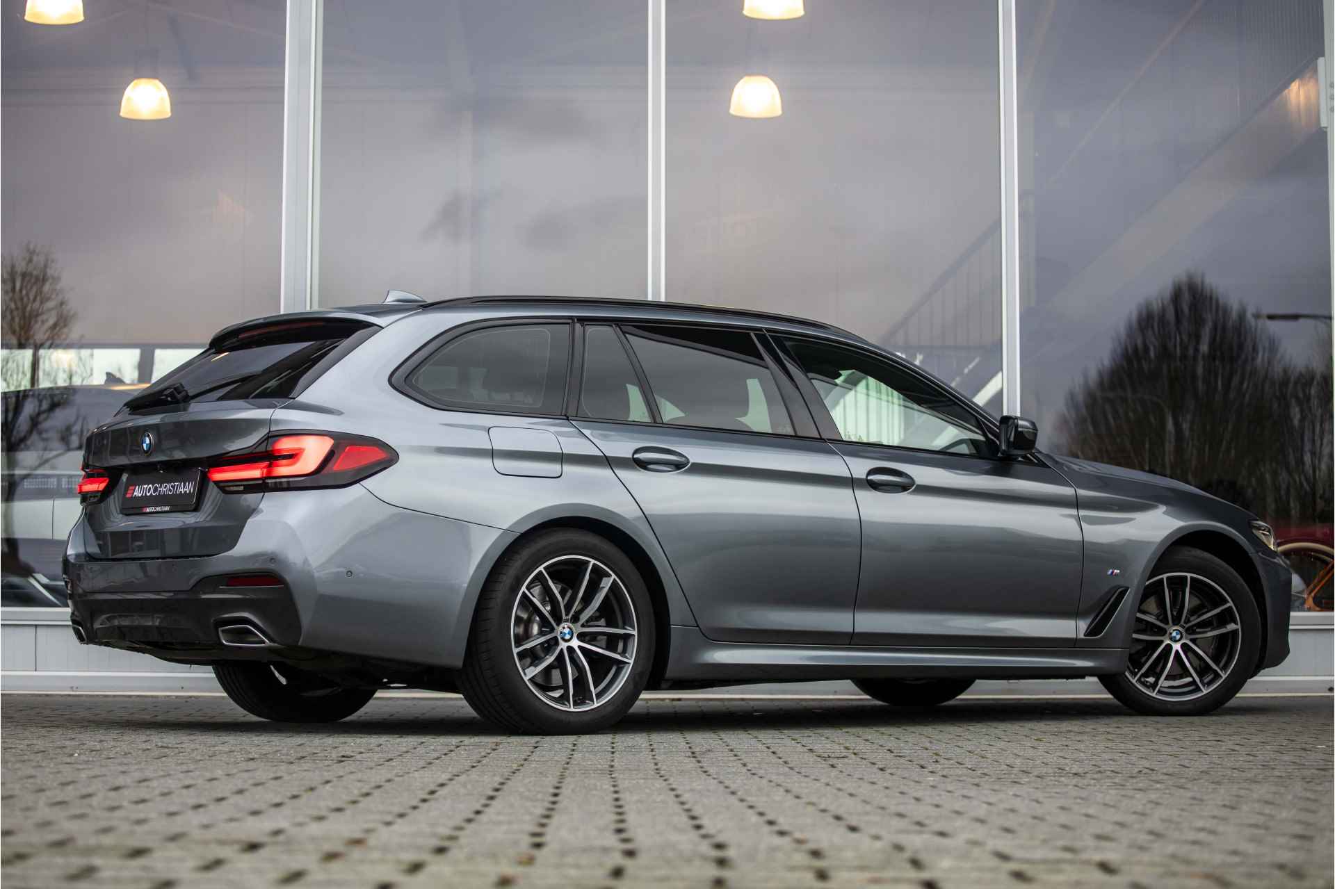 BMW 5 Serie Touring 520i High Executive Edition M-Sport | Pano | ACC | E-Trekhaak - 2/41