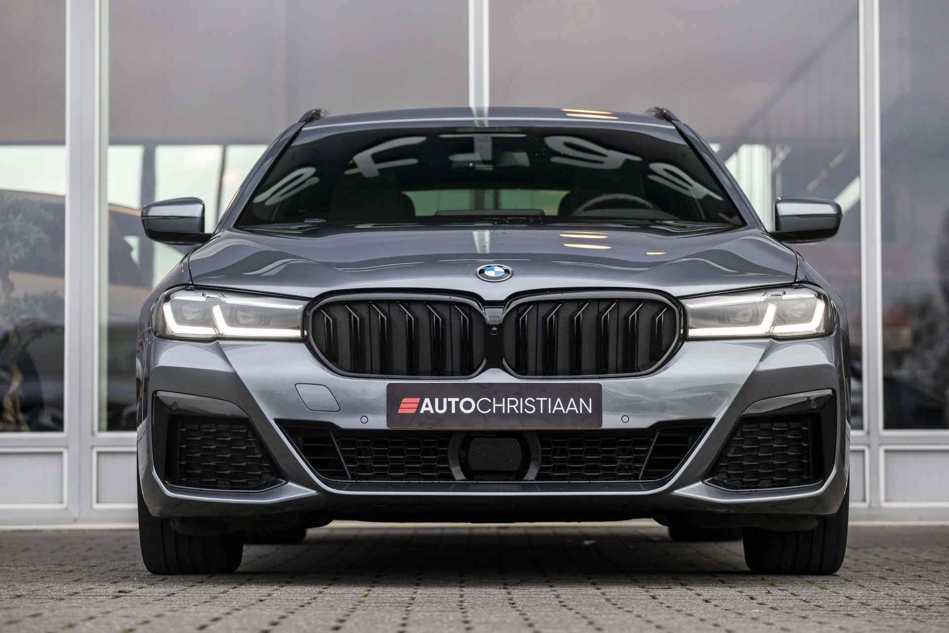 BMW 5 Serie Touring 520i High Executive Edition M-Sport | Pano | ACC | E-Trekhaak - 3/41