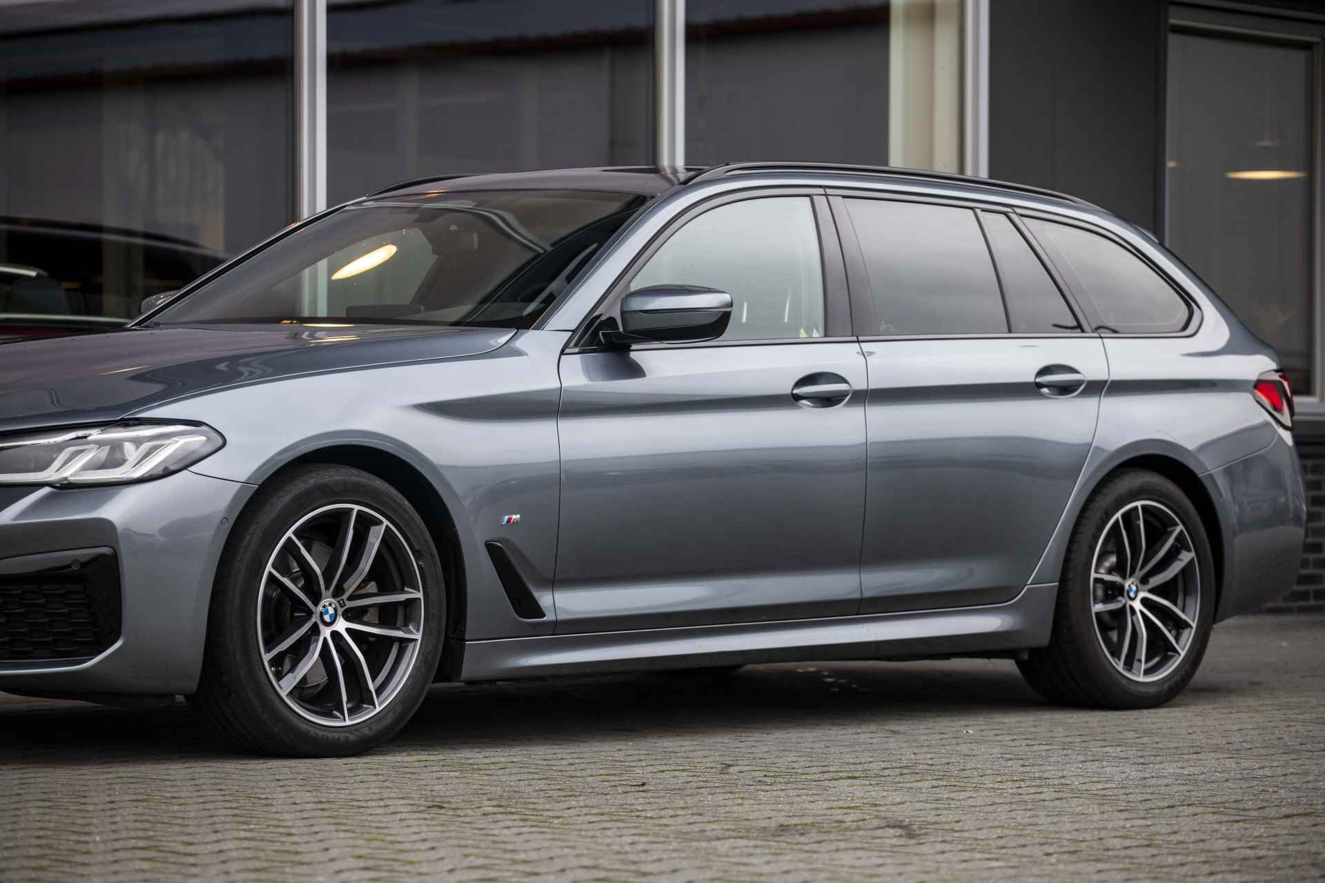 BMW 5 Serie Touring 520i High Executive Edition M-Sport | Pano | ACC | E-Trekhaak - 17/41