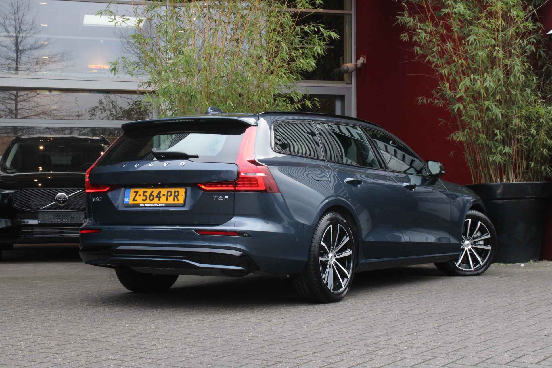 Volvo V60 2.0 T6 Plug-in hybrid AWD Plus Dark - 3/15