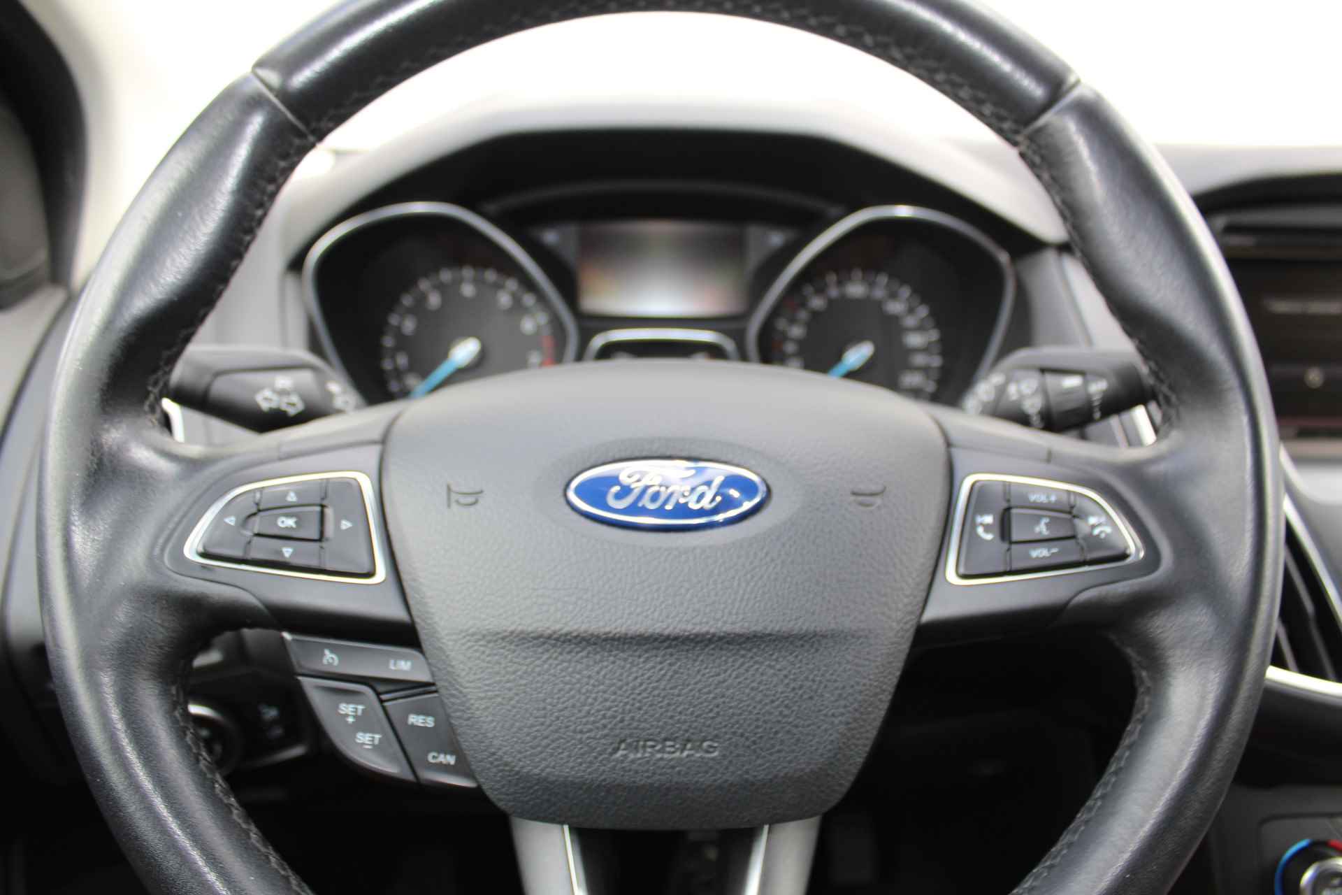 Ford Focus 1.0-125pk Titanium. Fijn rijdende en goed onderhouden Ford Focus hatchback. Volautm. airco dual, cruise control, multifunctioneel stuurwiel, boordcomputer, navigatie, telefoonvoorb., metallic lak, LM wielen, elektr. ramen en spiegels etc. - 17/38