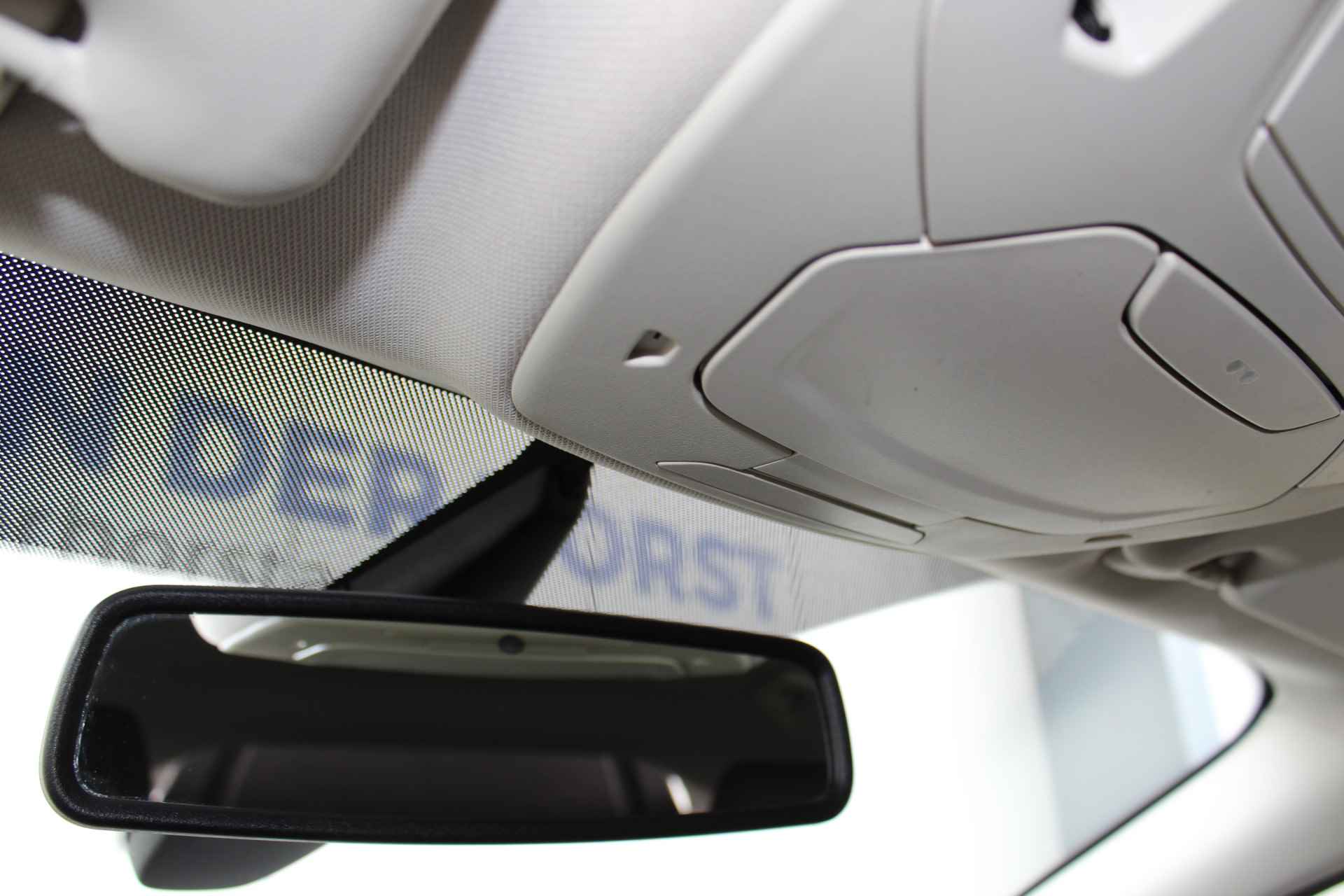Ford Focus 1.0-125pk Titanium. Fijn rijdende en goed onderhouden Ford Focus hatchback. Volautm. airco dual, cruise control, multifunctioneel stuurwiel, boordcomputer, navigatie, telefoonvoorb., metallic lak, LM wielen, elektr. ramen en spiegels etc. - 22/38