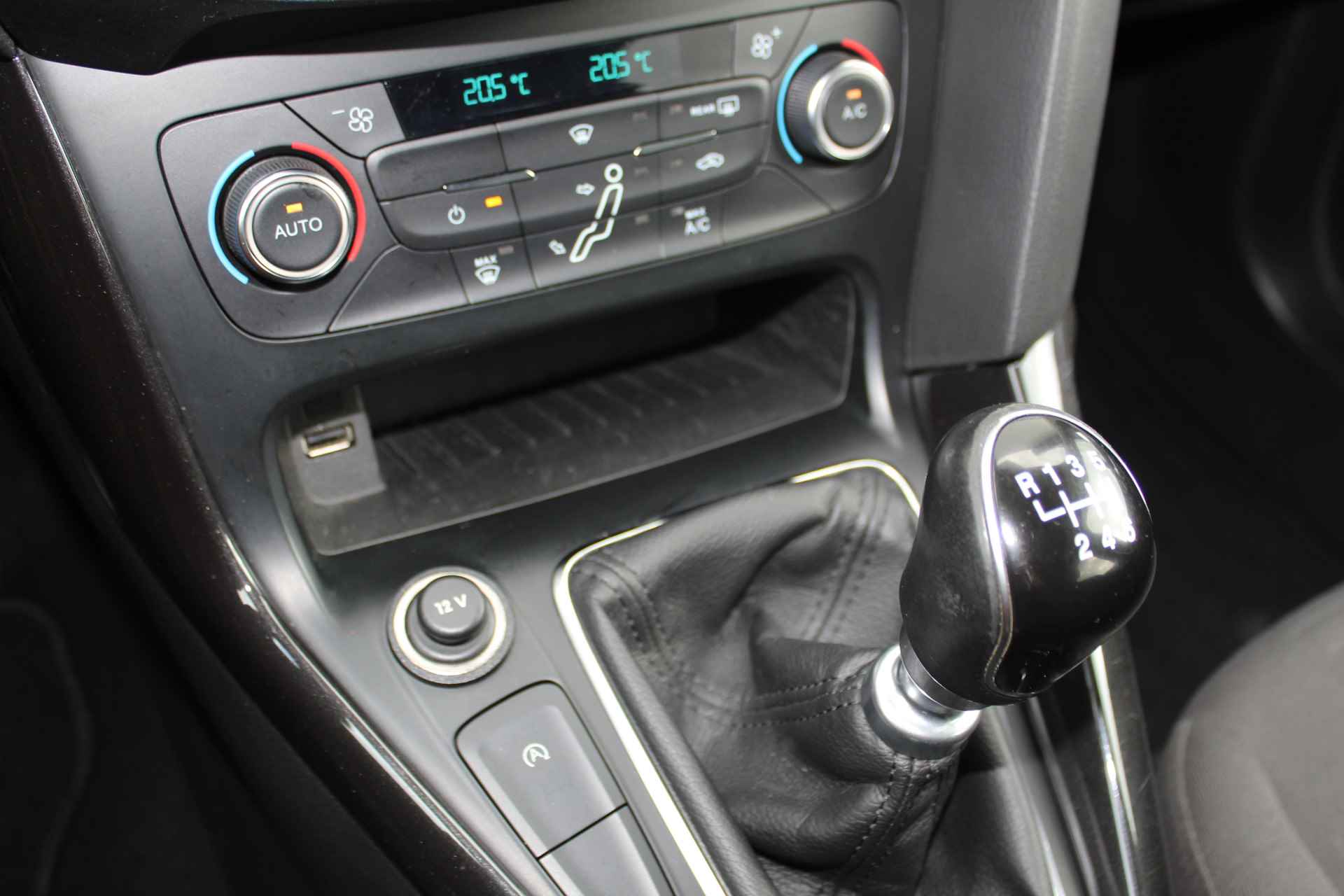 Ford Focus 1.0-125pk Titanium. Fijn rijdende en goed onderhouden Ford Focus hatchback. Volautm. airco dual, cruise control, multifunctioneel stuurwiel, boordcomputer, navigatie, telefoonvoorb., metallic lak, LM wielen, elektr. ramen en spiegels etc. - 26/38