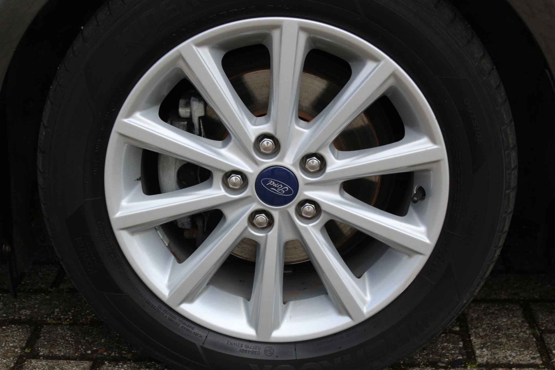 Ford Focus 1.0-125pk Titanium. Fijn rijdende en goed onderhouden Ford Focus hatchback. Volautm. airco dual, cruise control, multifunctioneel stuurwiel, boordcomputer, navigatie, telefoonvoorb., metallic lak, LM wielen, elektr. ramen en spiegels etc. - 35/38