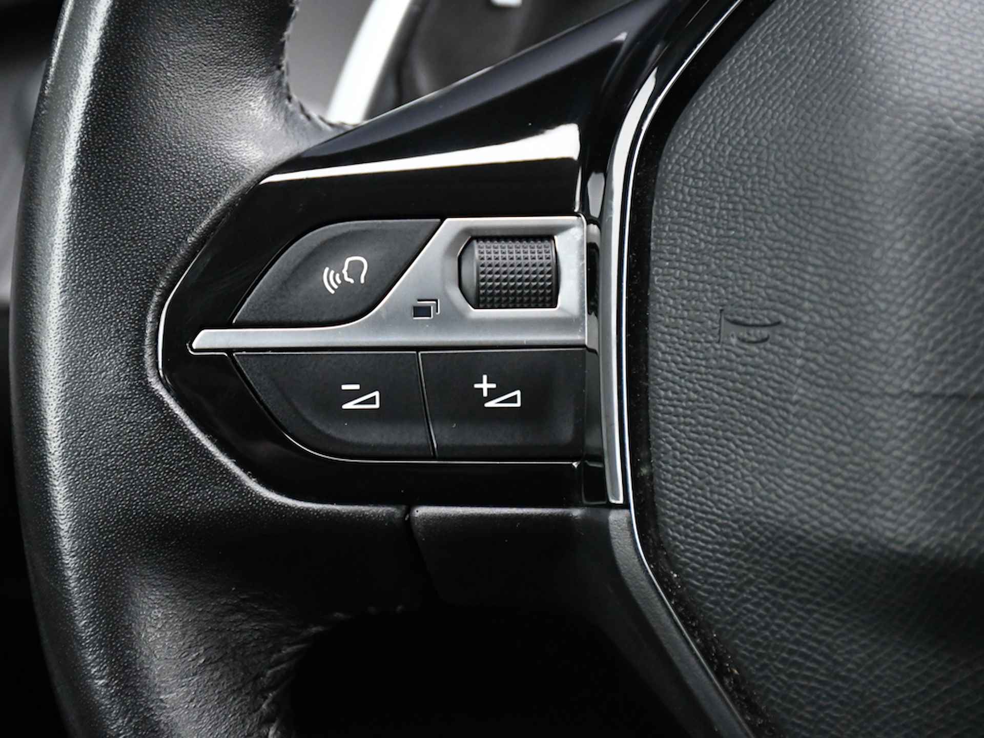 Peugeot 208 Allure 1.2 PureTech 100pk Automaat NAVI | CRUISE | 16''LM | DAB | APPLE-CARPLAY | CLIMA | USB - 25/31