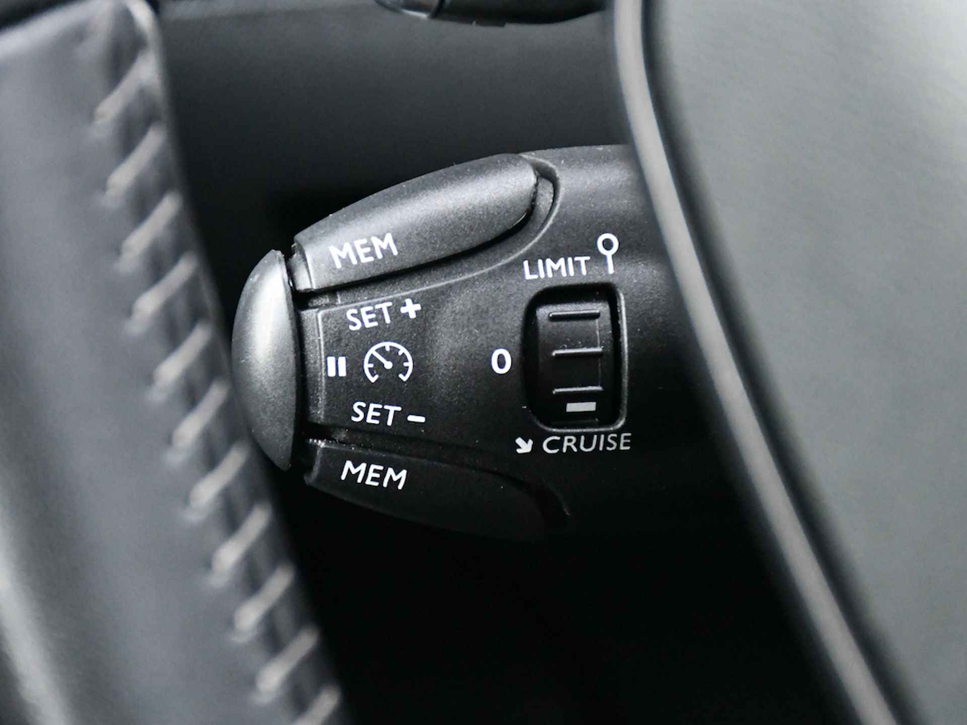 Peugeot 208 Allure 1.2 PureTech 100pk Automaat NAVI | CRUISE | 16''LM | DAB | APPLE-CARPLAY | CLIMA | USB - 26/31