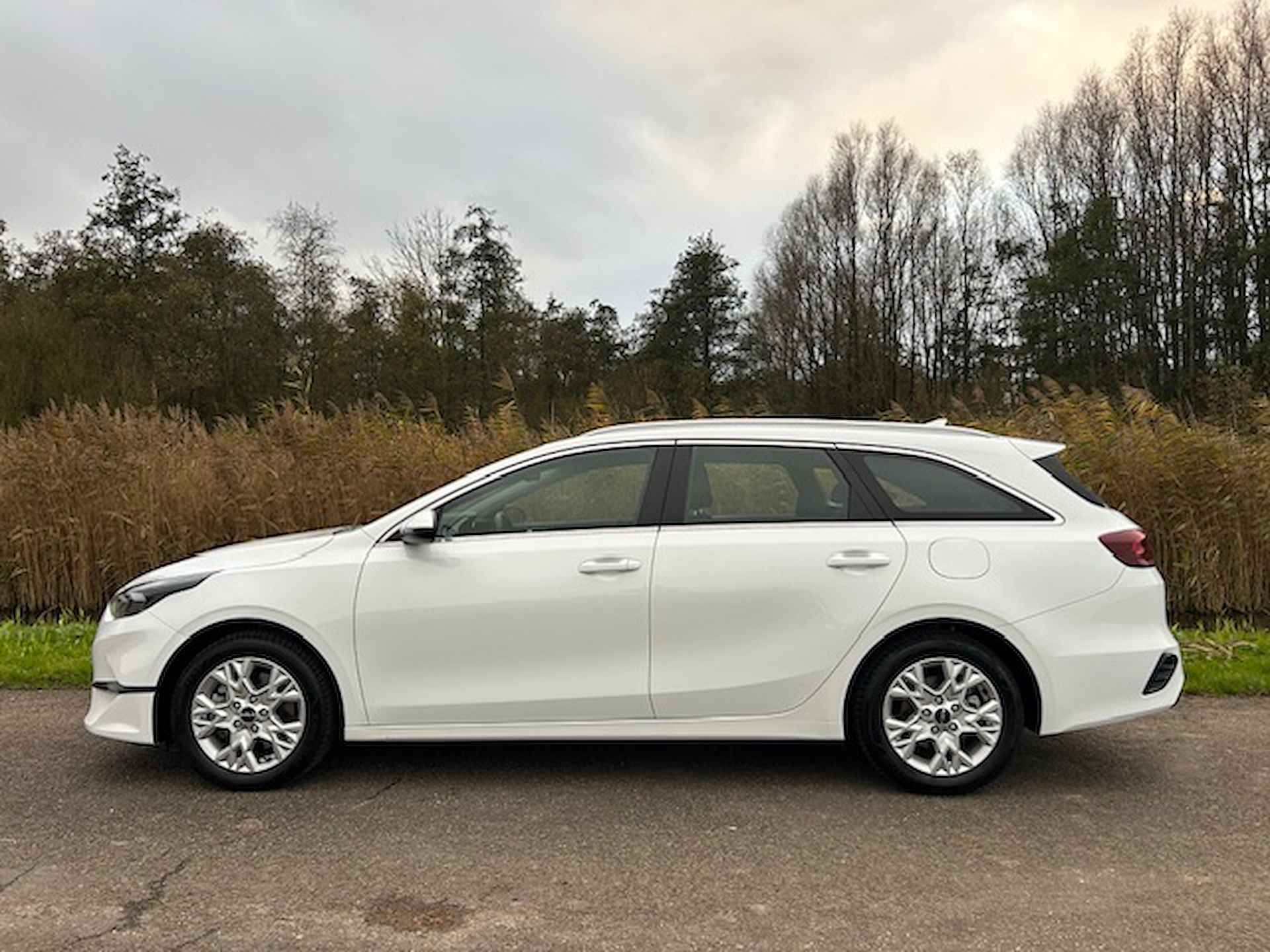 Kia Ceed Sw 1.0 T-GDi 120pk DynamicLine | Navigatie | Apple carplay/ Android auto | Camera | Climate control | All-season banden | NAP | Rijklaar prijs! - 4/25