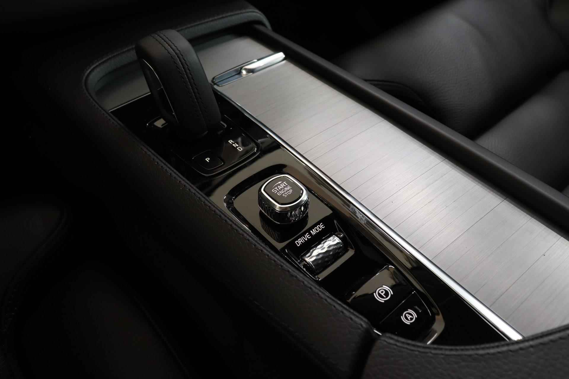 Volvo XC90 T8 Recharge AWD R-Design - IntelliSafe Assist & Surround - Harman/Kardon audio - Adaptieve LED koplampen - Parkeercamera achter - Elektr. bedienb. voorstoelen met geheugen - Climate-Control 4-zone - Apple Carplay & Android Auto - Parkeersensoren voor & achter - Verwarmde voorstoelen & stuur - Draadloze tel. lader - Extra getint glas - 20' LMV - 21/29