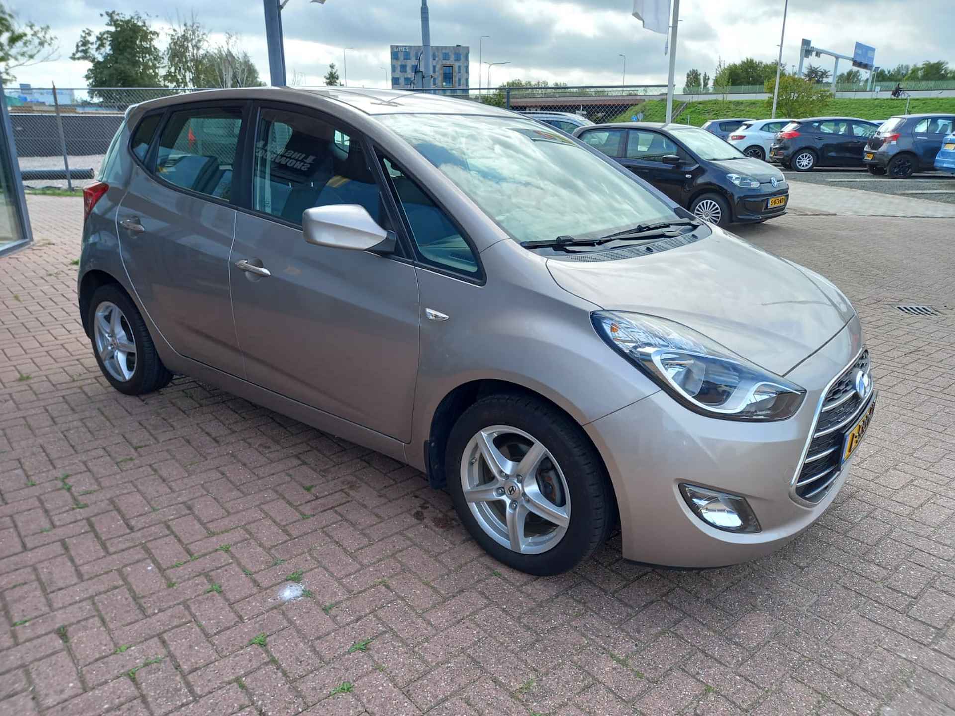 Hyundai ix20 1.4i i-Drive, Airco, Elektrische ramen voor, Elektrische spiegels, Radio/CD/Aux/USB, Licht metalen velgen, Centrale vergrendelin ,Armsteun voor en achter, Achterbank in delen inklapbaar, Nette auto inclusief BOVAG garantie - 4/27