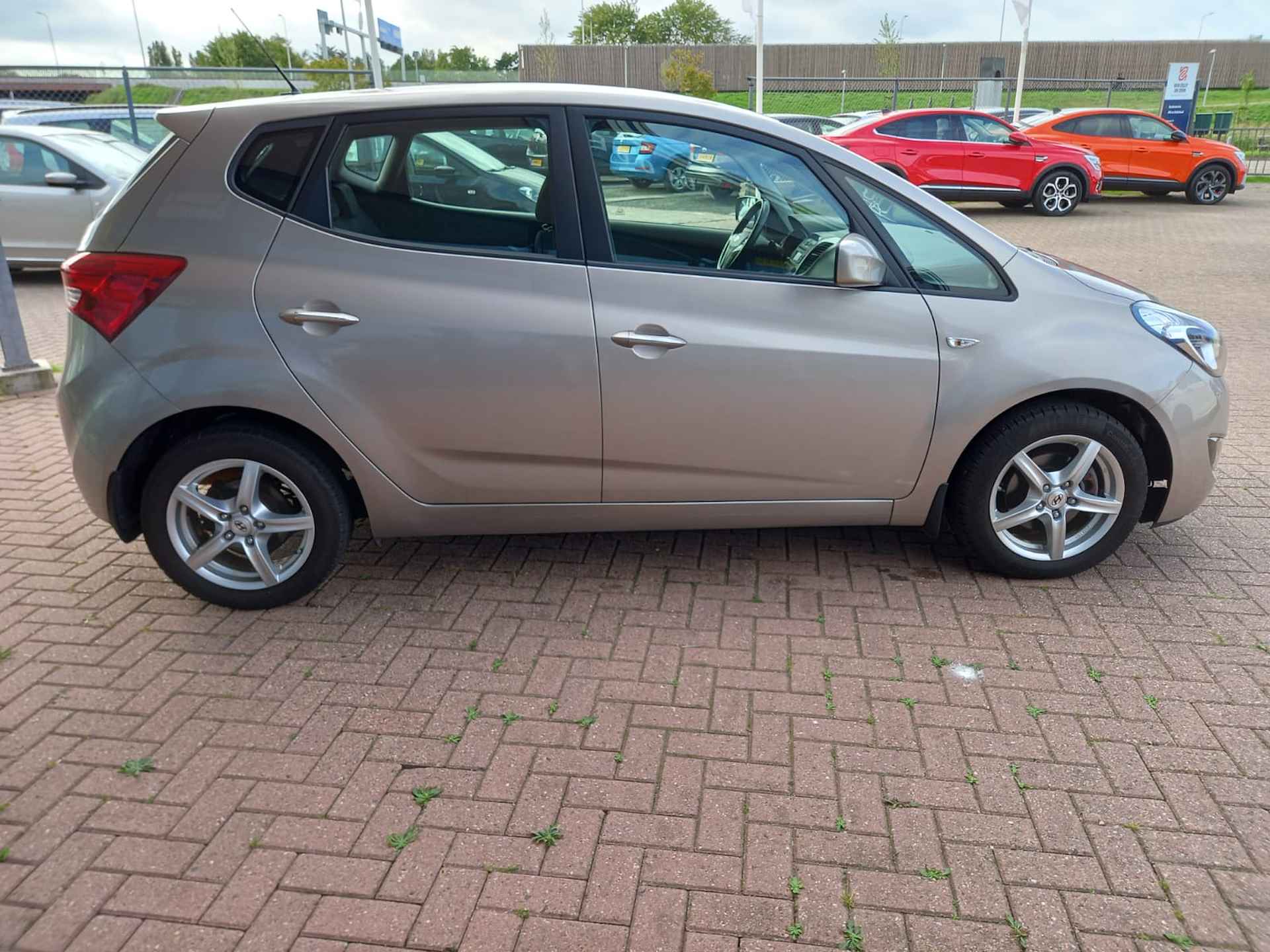 Hyundai ix20 1.4i i-Drive, Airco, Elektrische ramen voor, Elektrische spiegels, Radio/CD/Aux/USB, Licht metalen velgen, Centrale vergrendelin ,Armsteun voor en achter, Achterbank in delen inklapbaar, Nette auto inclusief BOVAG garantie - 5/27